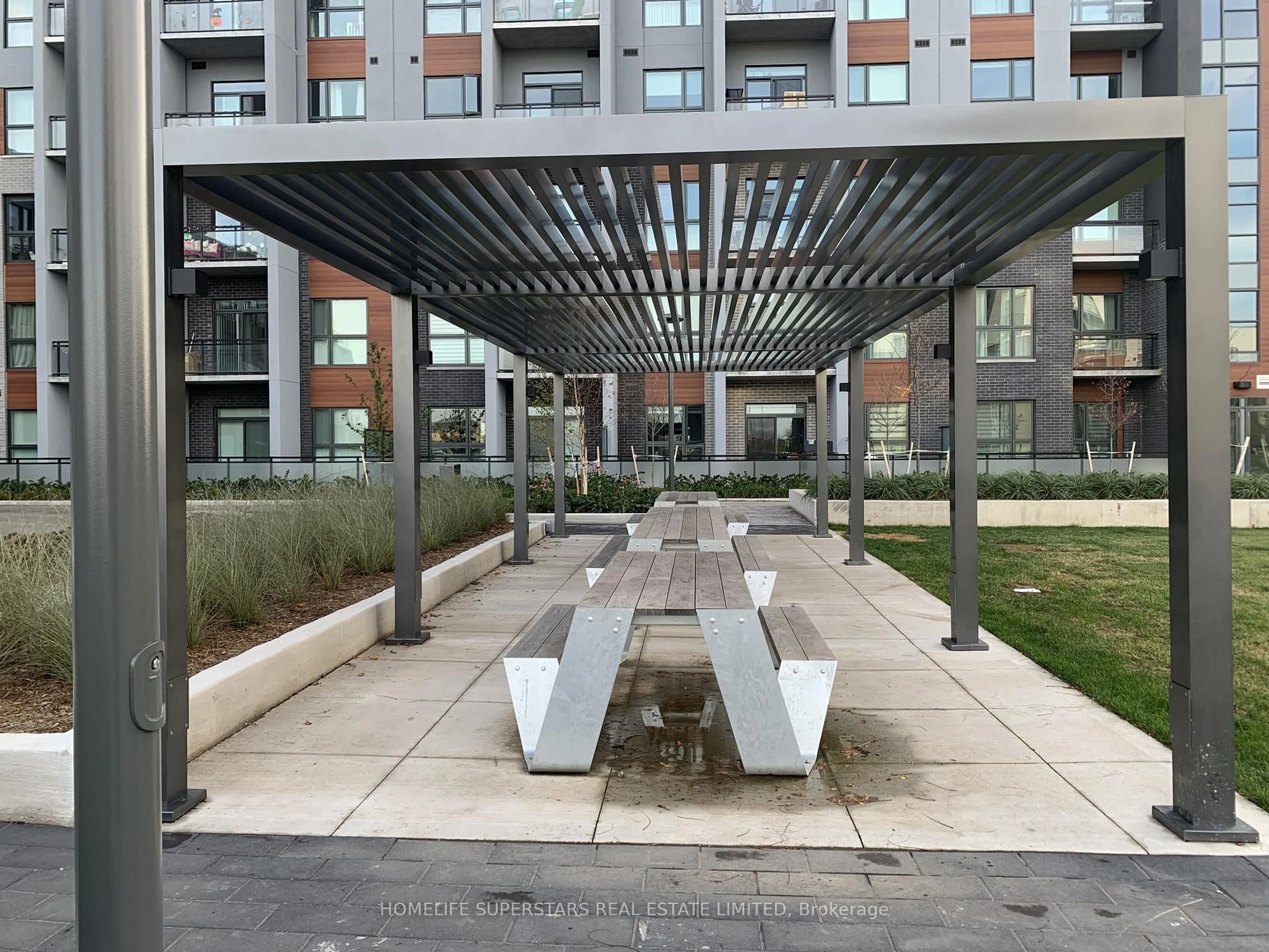 Patio, street for 95 Dundas St #204, Oakville Ontario L6M 5N4