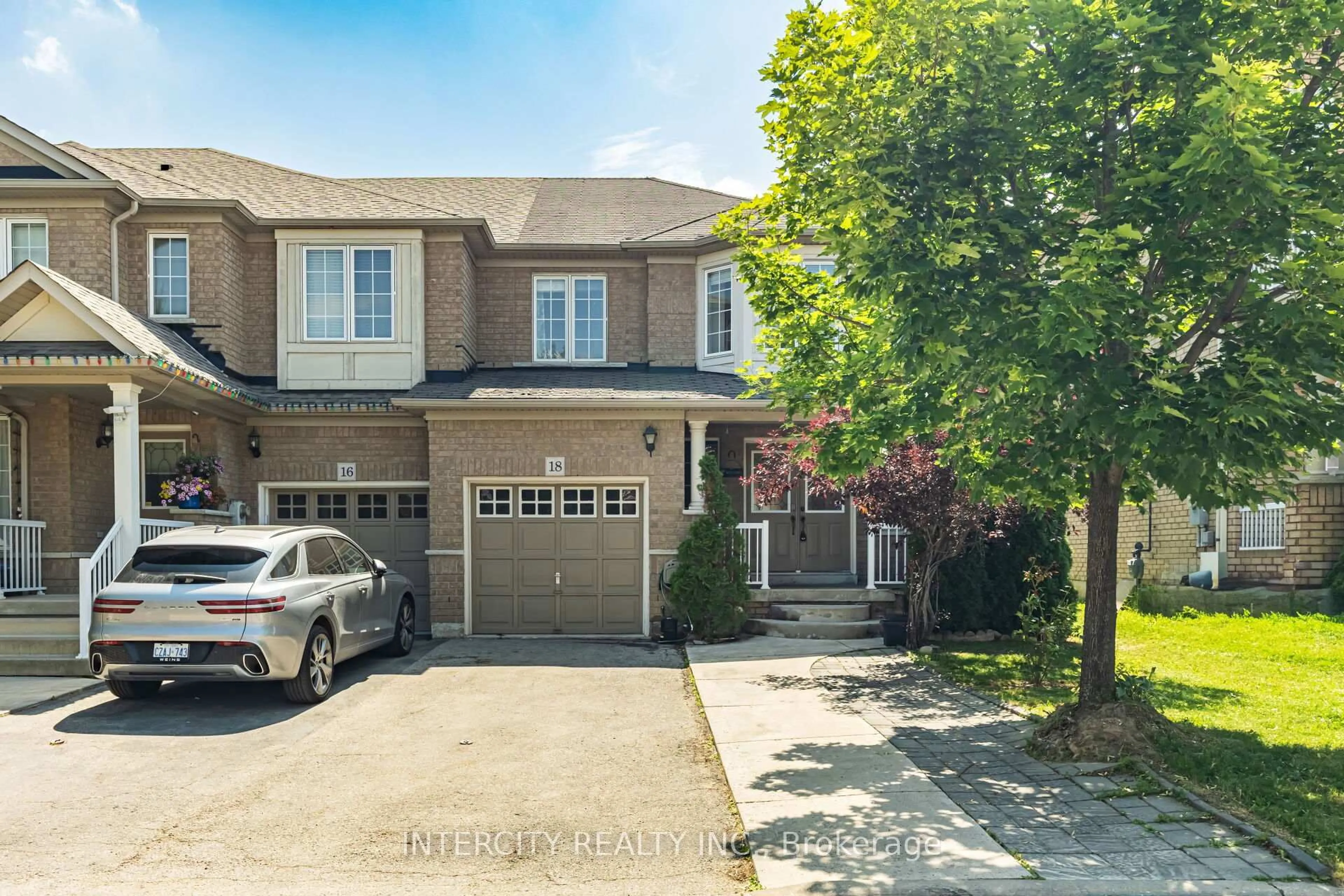 A pic from outside/outdoor area/front of a property/back of a property/a pic from drone, street for 18 Snowshoe Lane, Brampton Ontario L6R 0J1