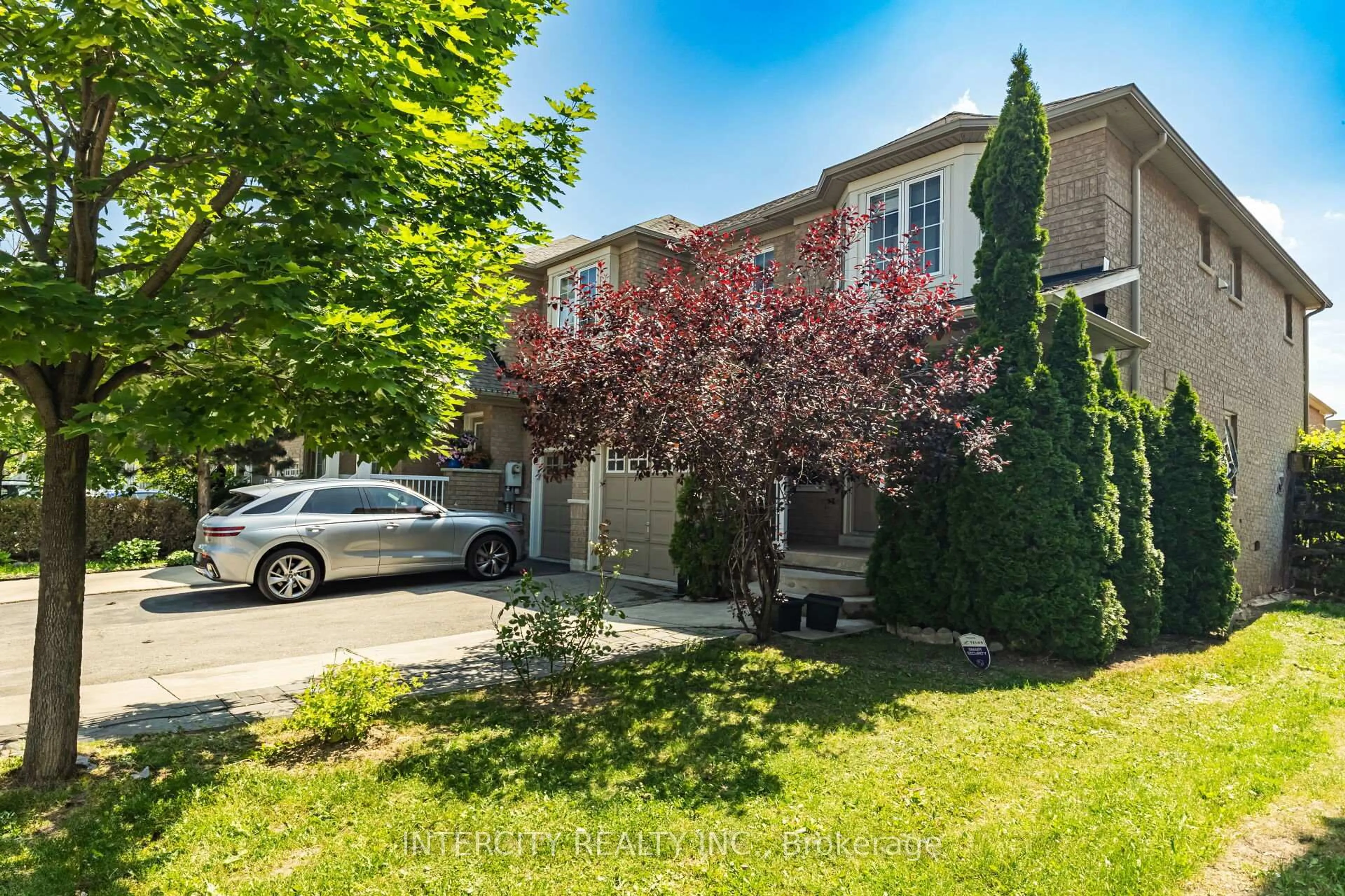 A pic from outside/outdoor area/front of a property/back of a property/a pic from drone, street for 18 Snowshoe Lane, Brampton Ontario L6R 0J1