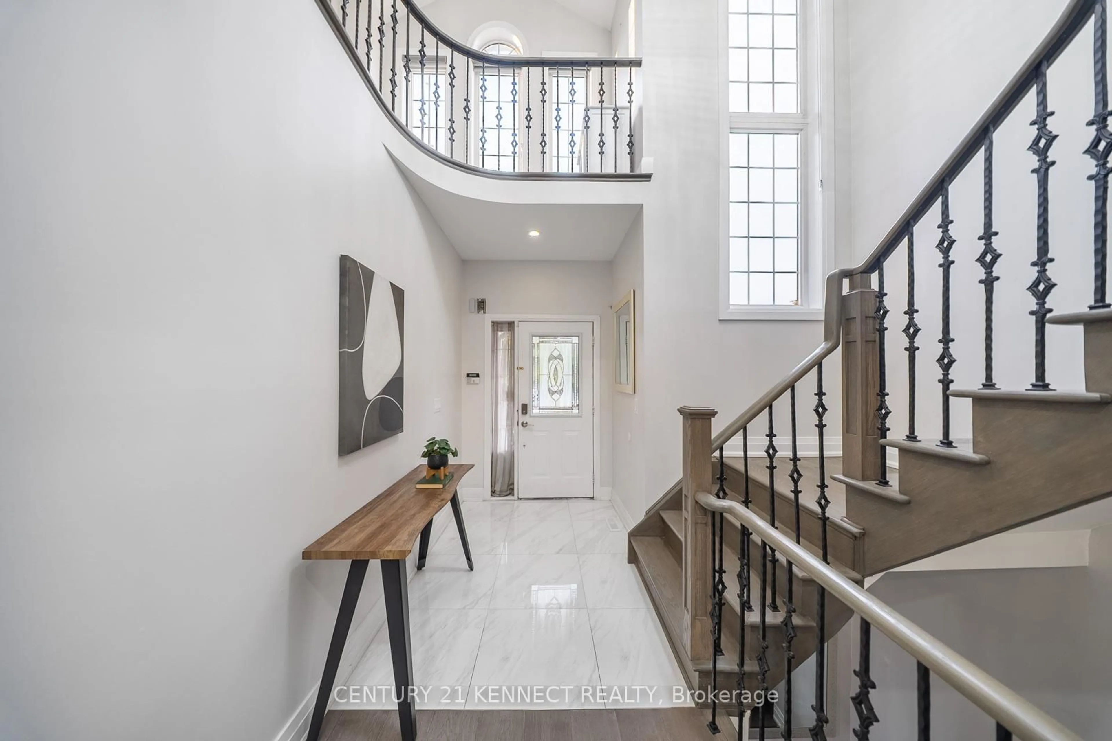 Indoor entryway for 656 Kaiser Dr, Mississauga Ontario L5W 1T6