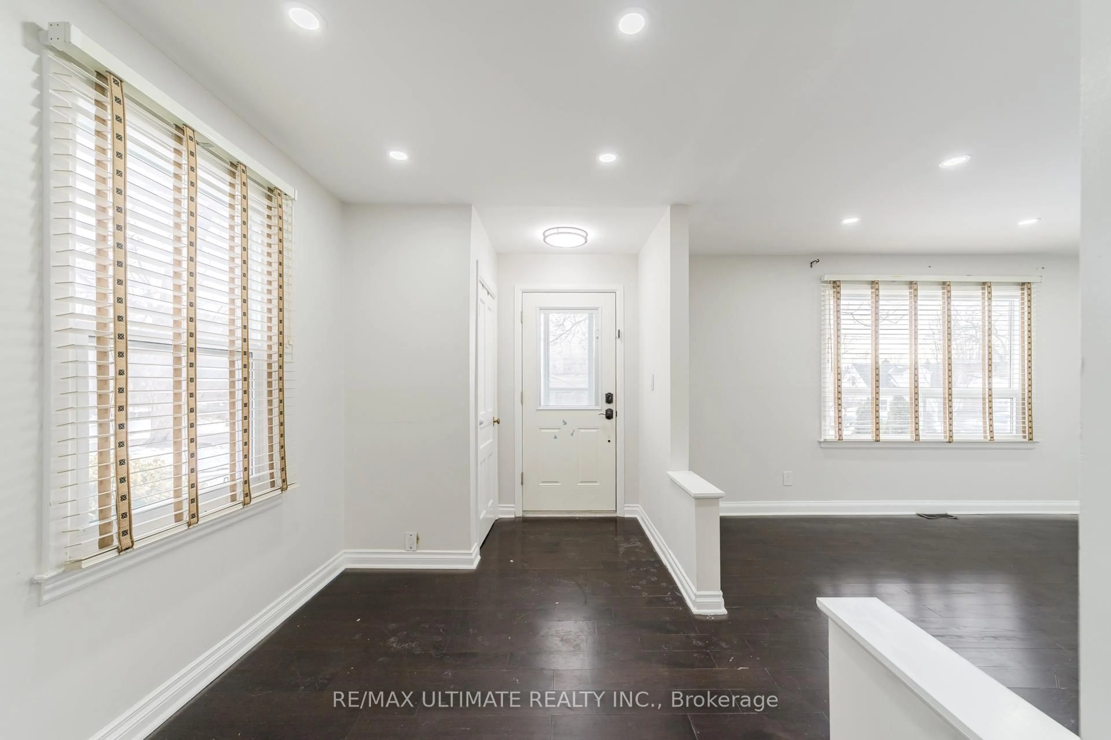 Indoor entryway for 102 Aura Lea Blvd, Toronto Ontario M9M 1K5