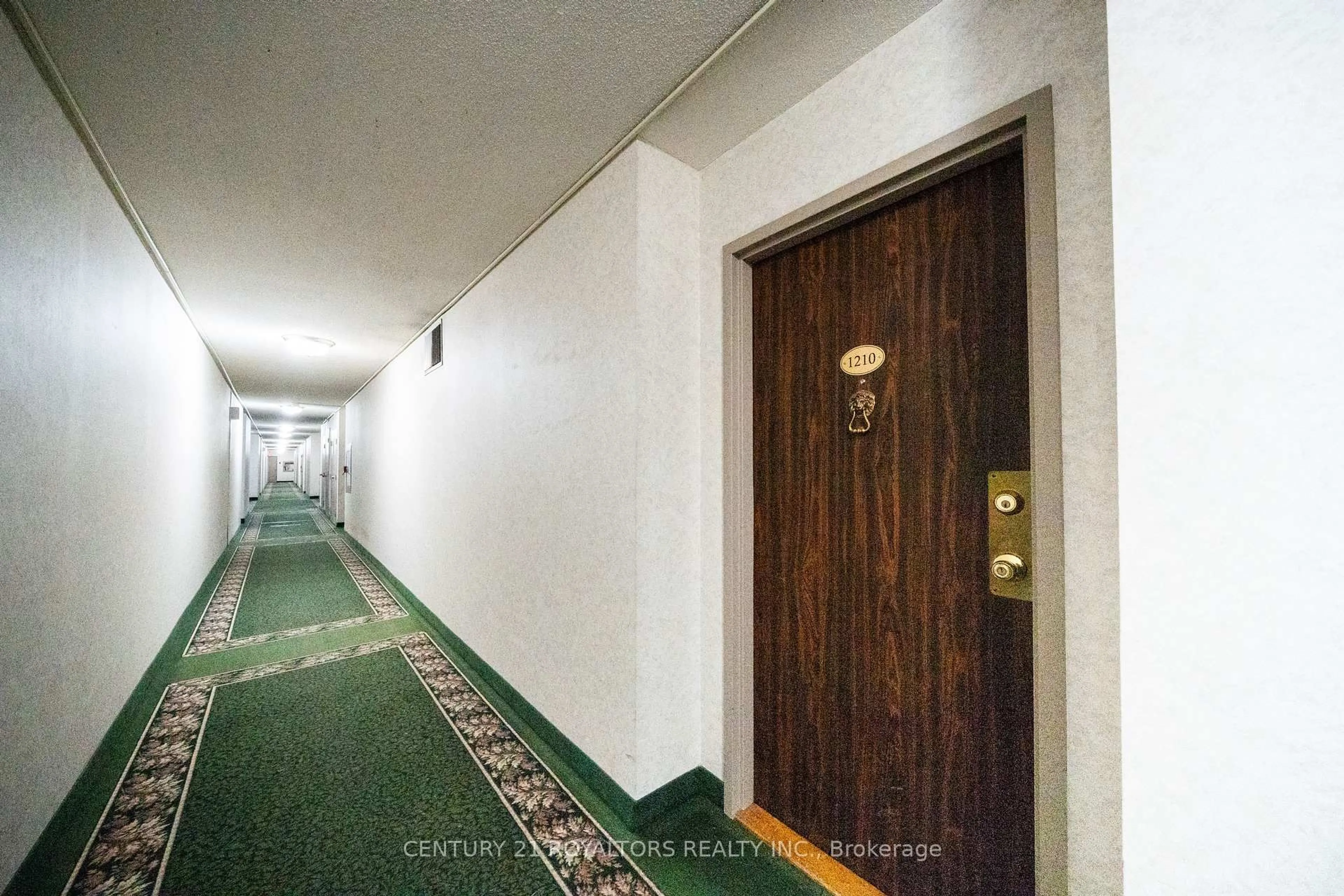 Indoor foyer for 18 Knightsbridge Rd #1210, Brampton Ontario L6T 3X5