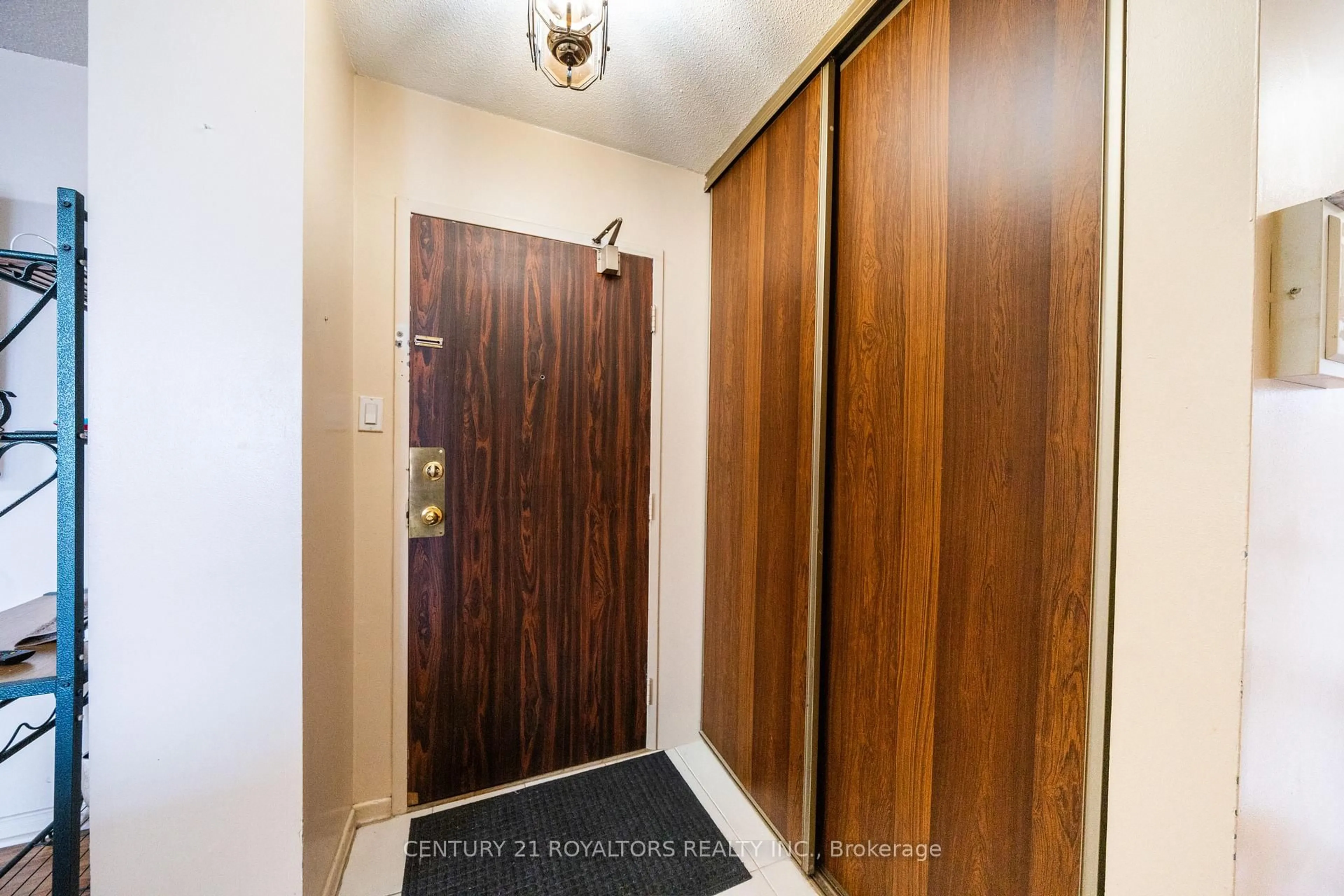 Indoor entryway for 18 Knightsbridge Rd #1210, Brampton Ontario L6T 3X5
