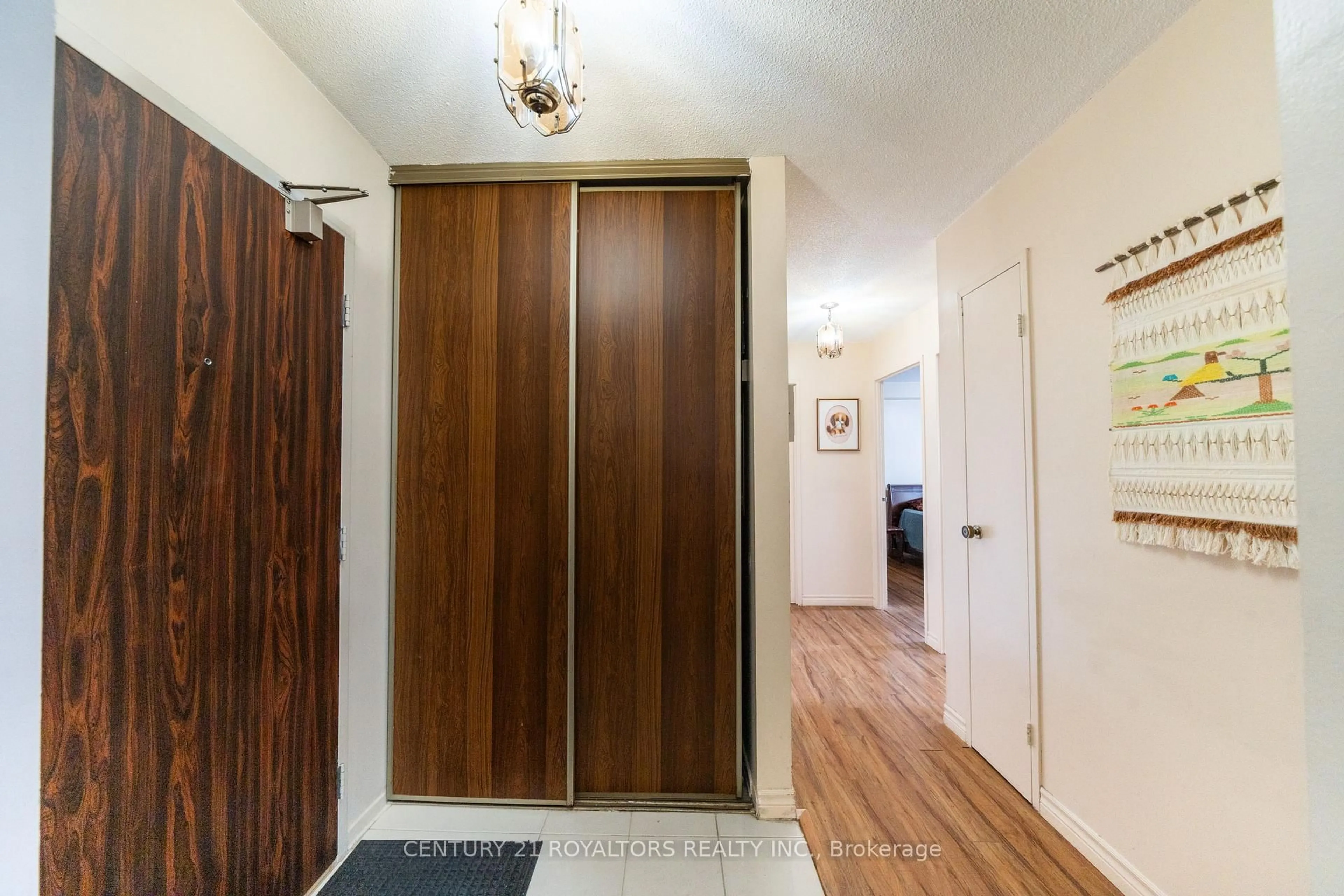 Indoor entryway for 18 Knightsbridge Rd #1210, Brampton Ontario L6T 3X5