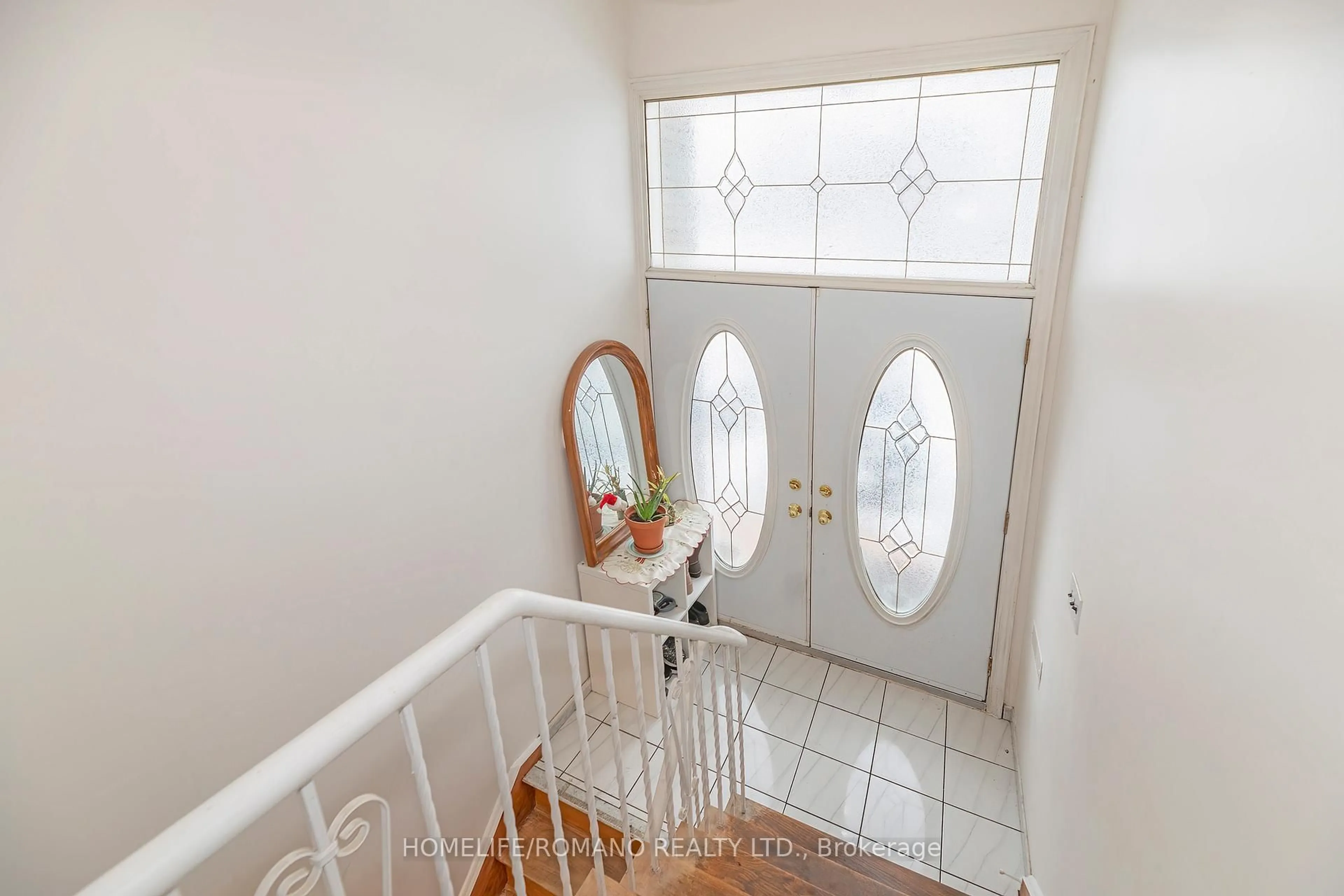 Indoor entryway for 567 Rustic Rd, Toronto Ontario M6L 1Y2