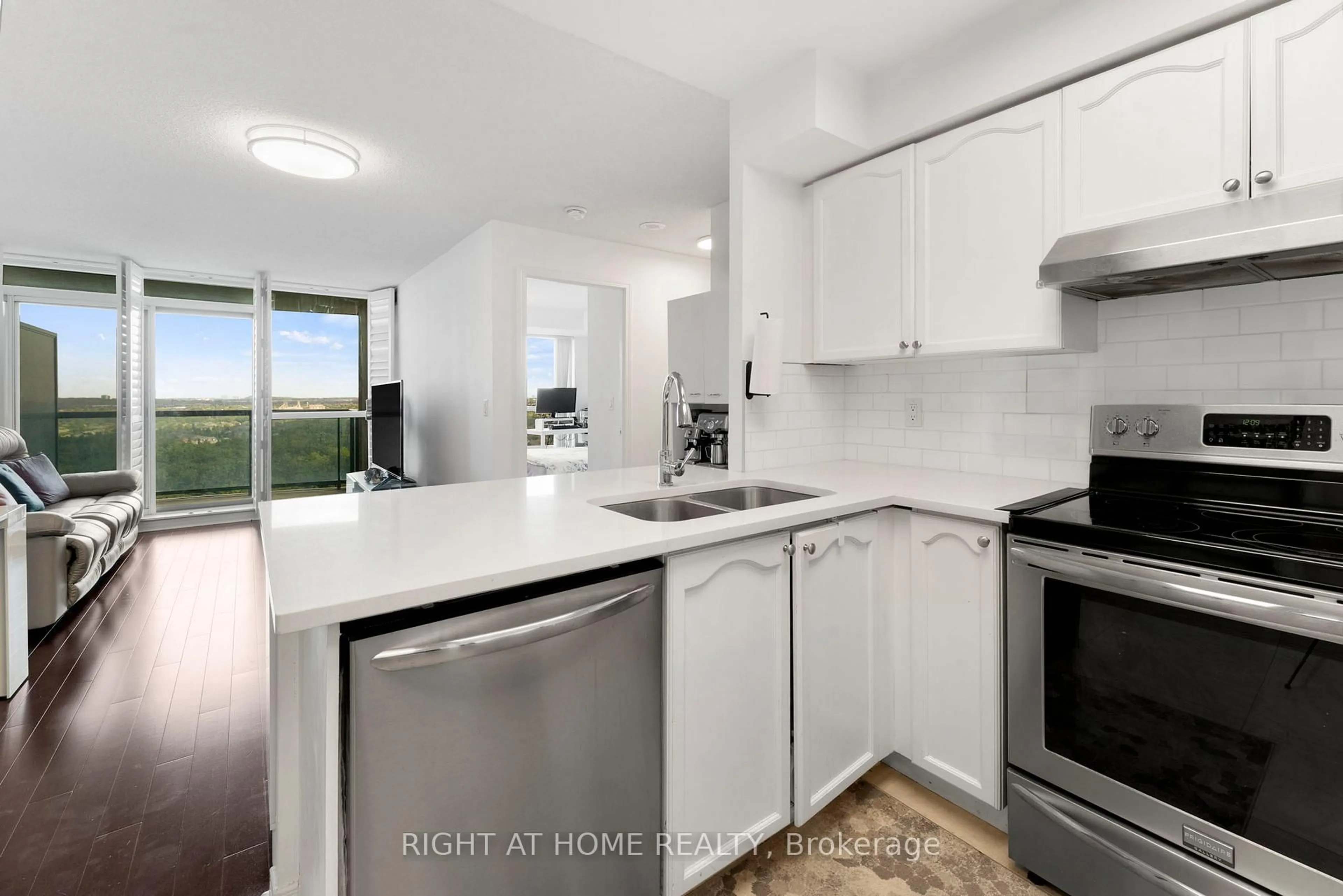 Standard kitchen, unknown for 2545 Erin Centre Blvd #1611, Mississauga Ontario L5M 6Z9