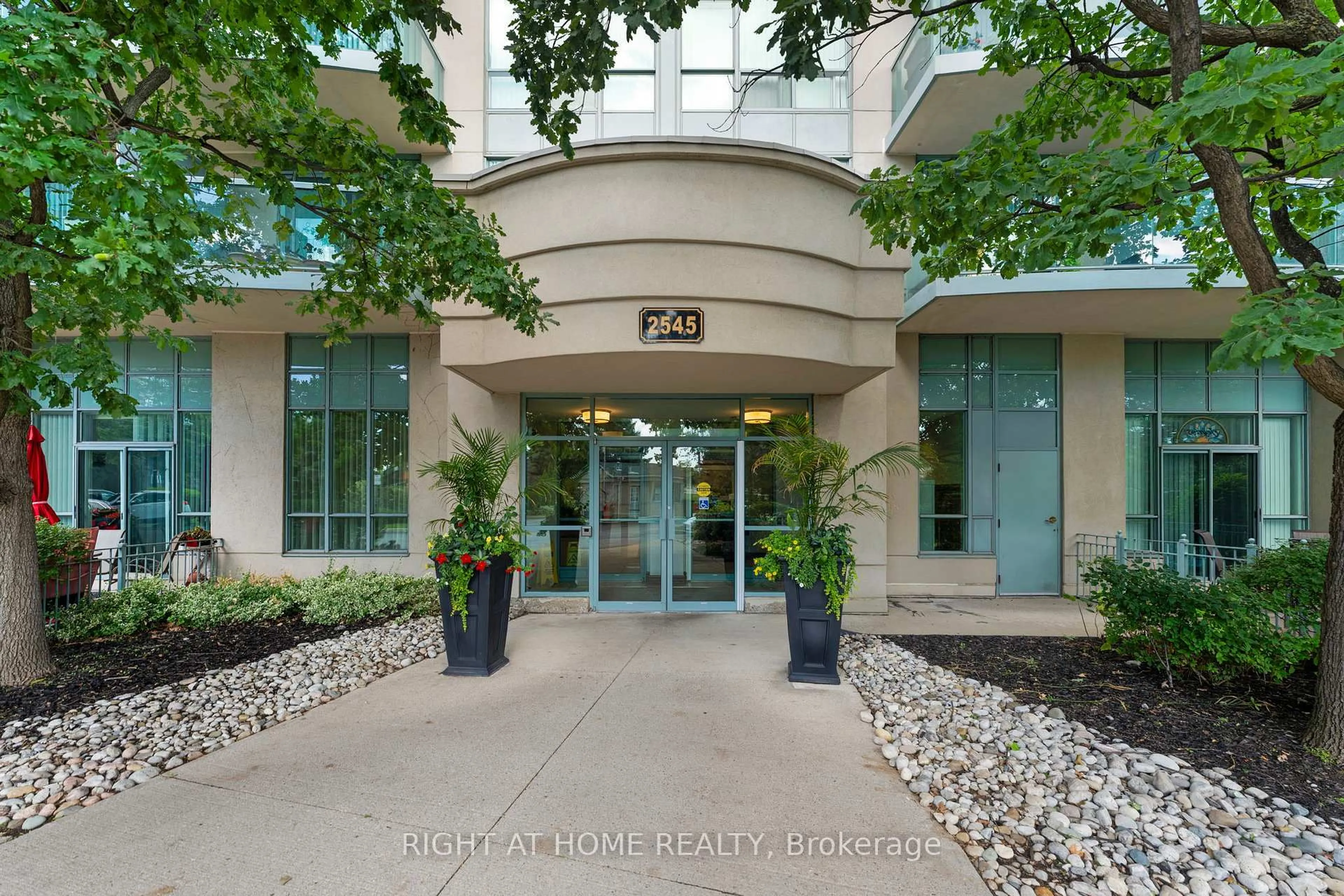 Indoor foyer for 2545 Erin Centre Blvd #1611, Mississauga Ontario L5M 6Z9