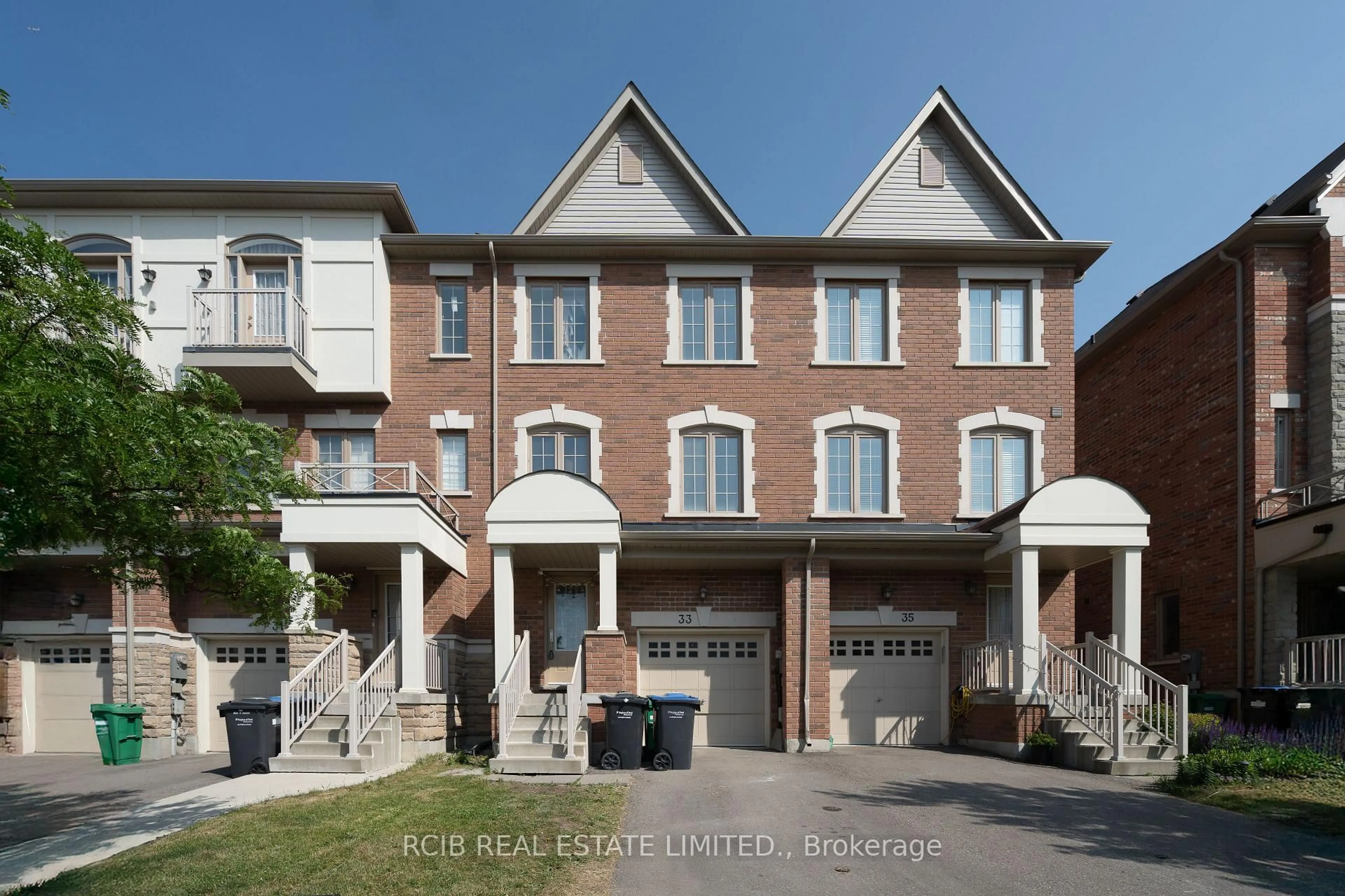 Home with brick exterior material, street for 33 Sprucewood Rd, Brampton Ontario L6Z 0H5