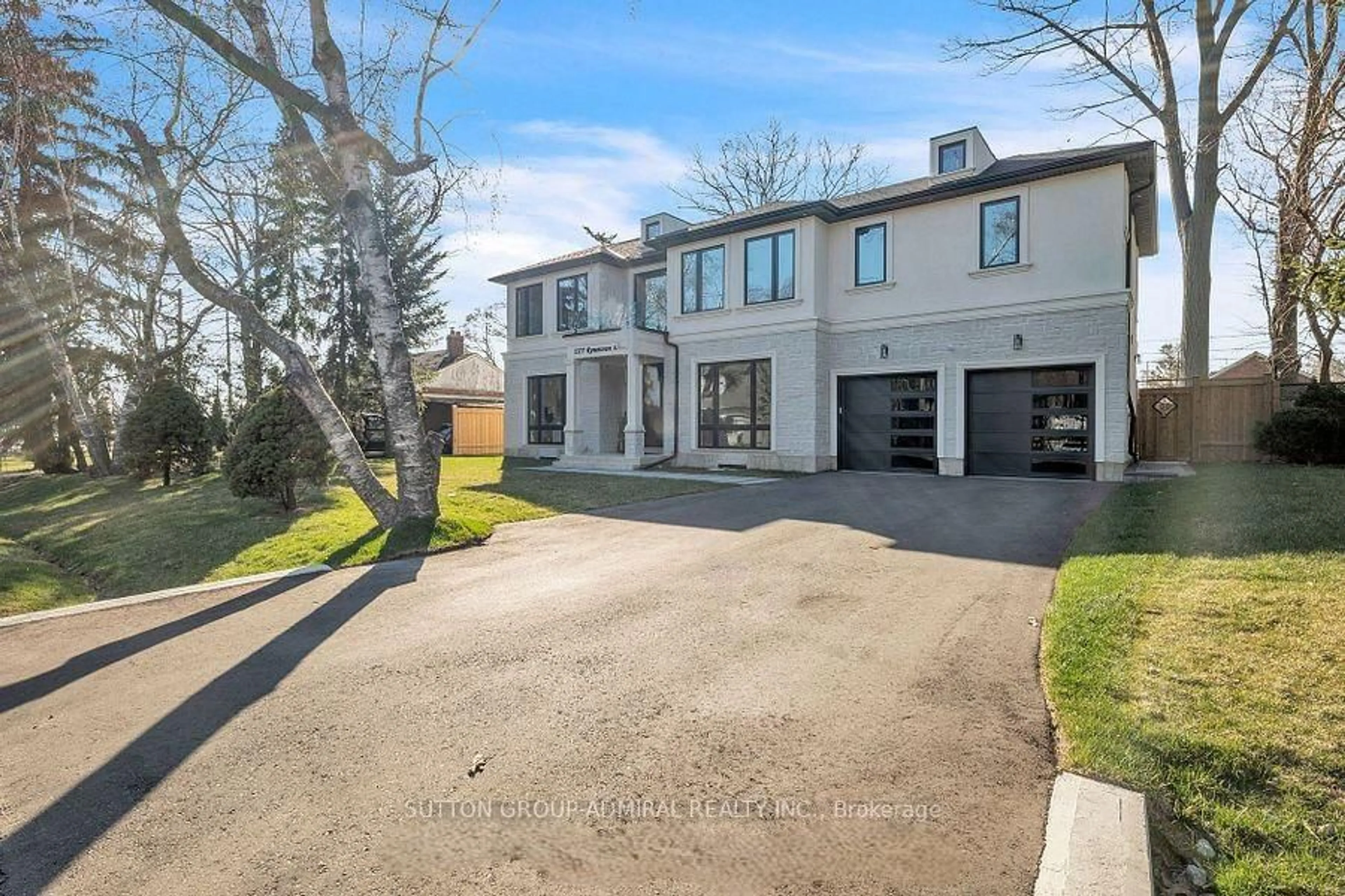 A pic from outside/outdoor area/front of a property/back of a property/a pic from drone, street for 1377 Rometown Dr, Mississauga Ontario L5E 2T5