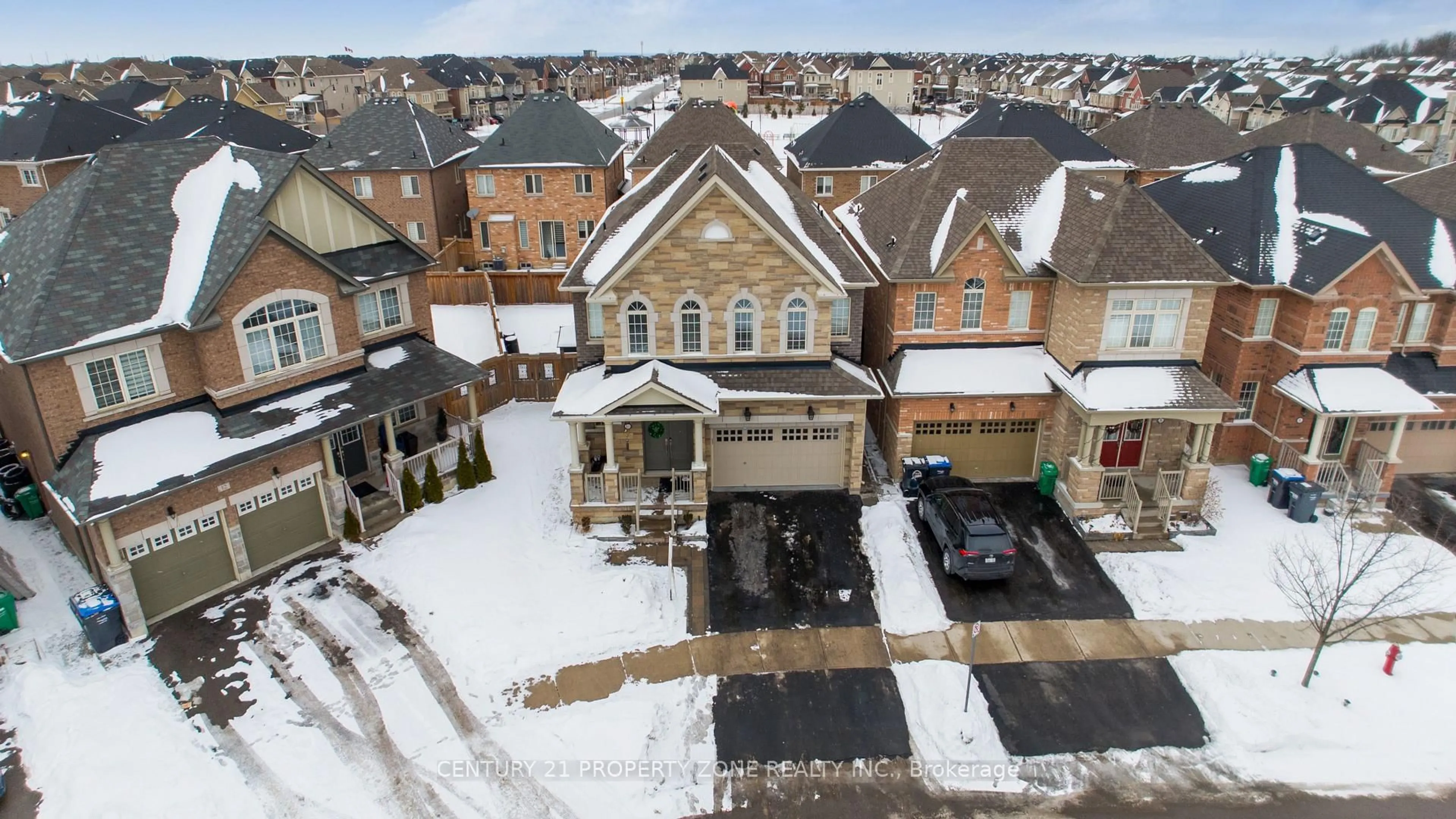 A pic from outside/outdoor area/front of a property/back of a property/a pic from drone, street for 10 Spokanne St, Brampton Ontario L6R 4A2