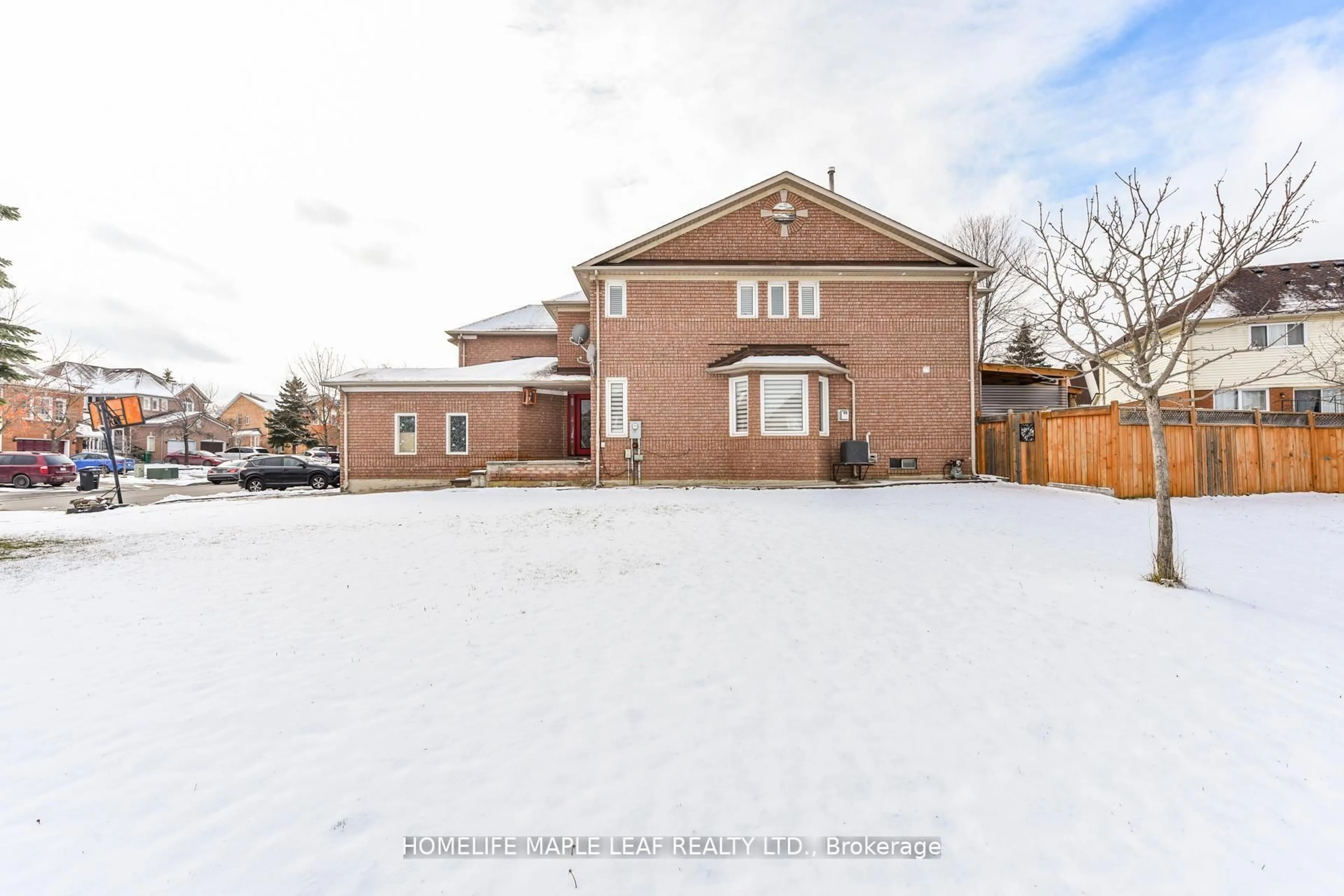 A pic from outside/outdoor area/front of a property/back of a property/a pic from drone, street for 100 Alaskan Summit Crt, Brampton Ontario L6R 1N9