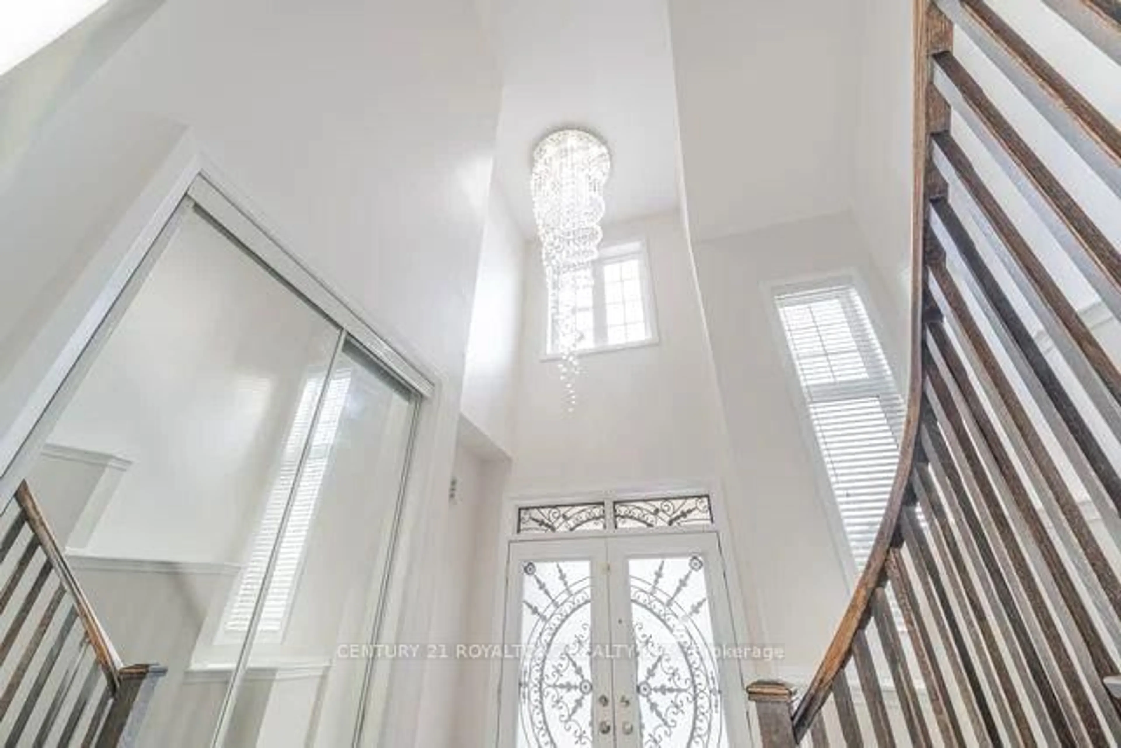 Indoor foyer for 77 Enford Cres, Brampton Ontario L7A 0G1