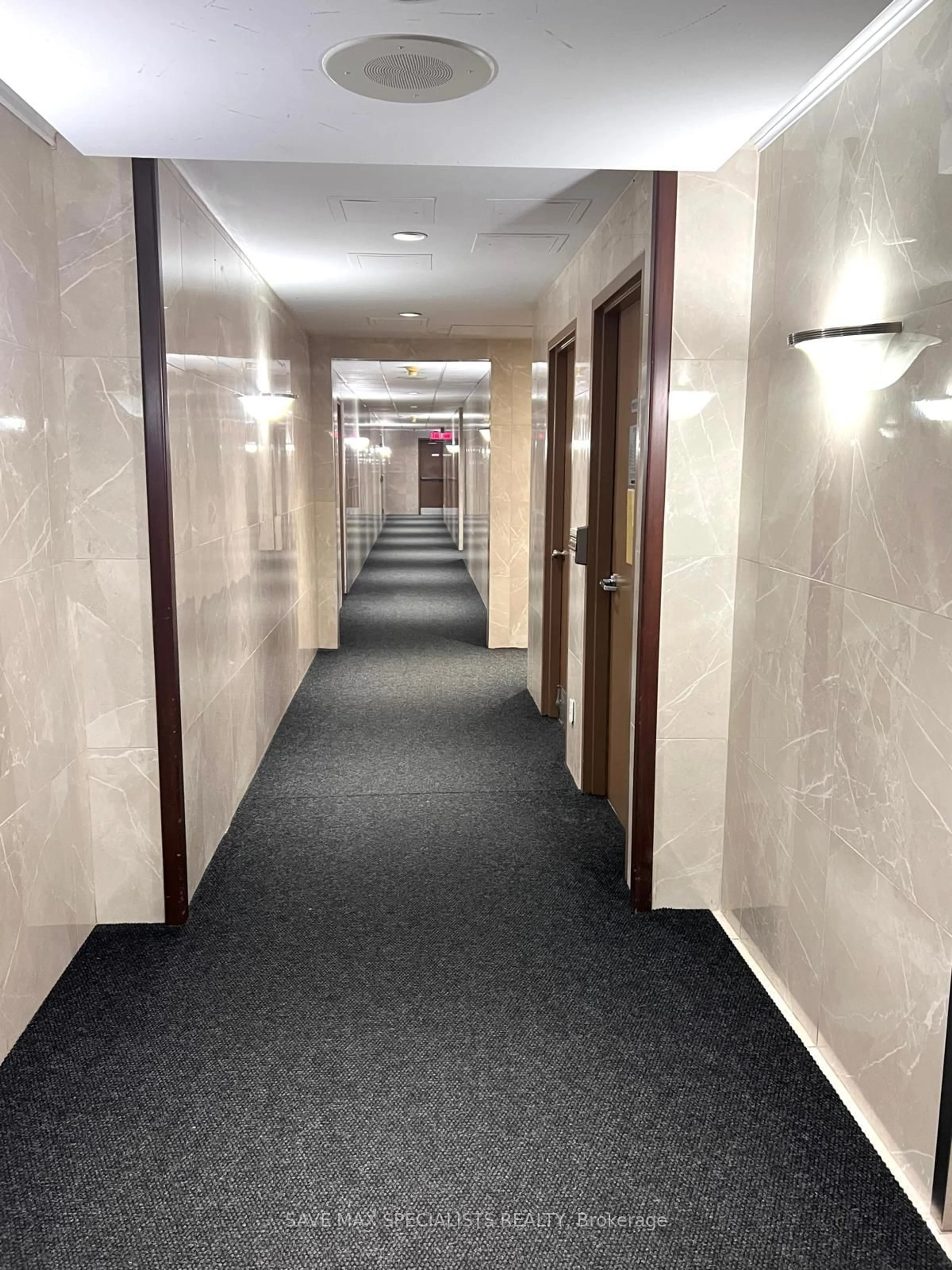 Indoor foyer for 135 Hillcrest Ave #1214, Mississauga Ontario L5B 4B1