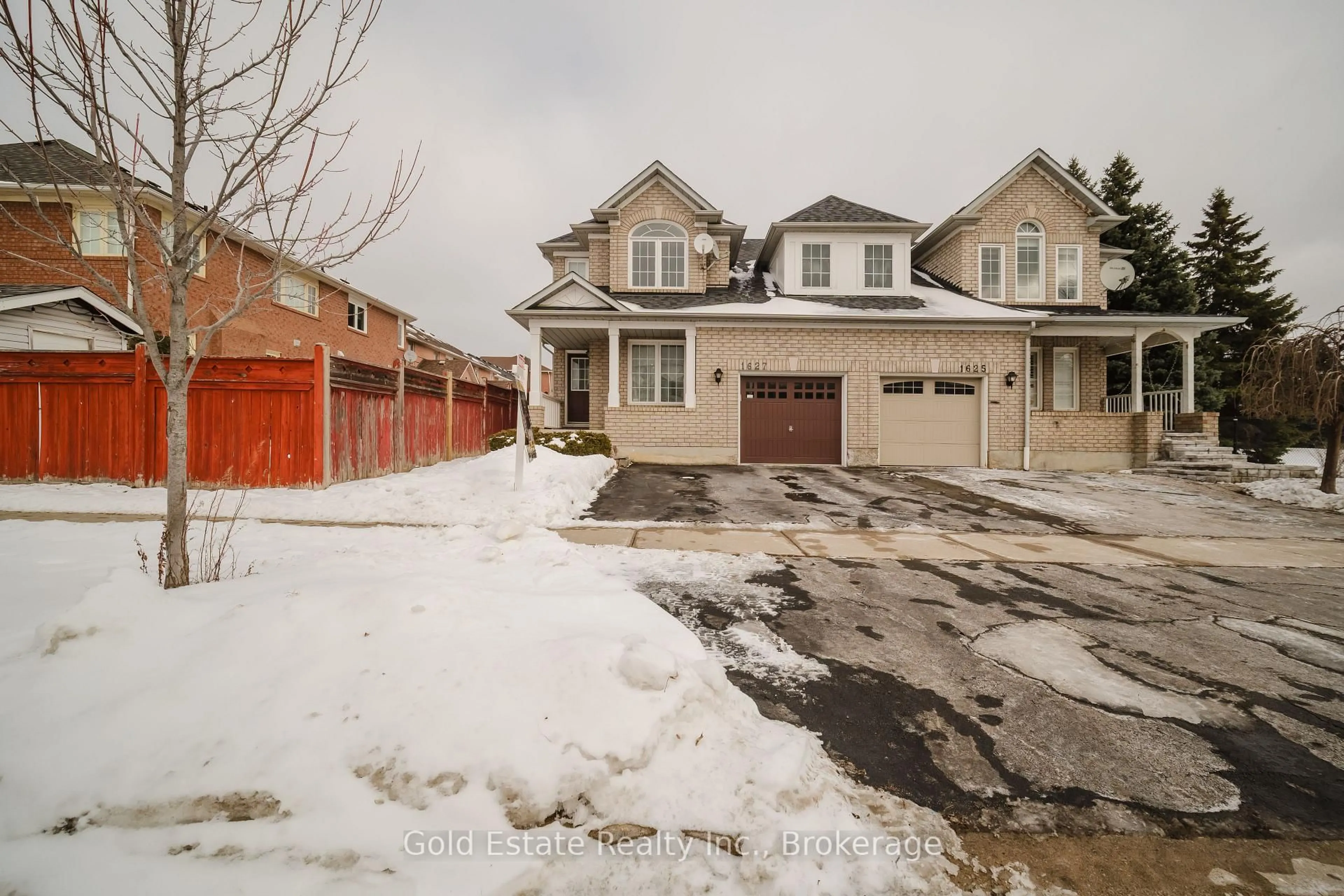 A pic from outside/outdoor area/front of a property/back of a property/a pic from drone, street for 1627 Samuelson Circ, Mississauga Ontario L5N 7Z8