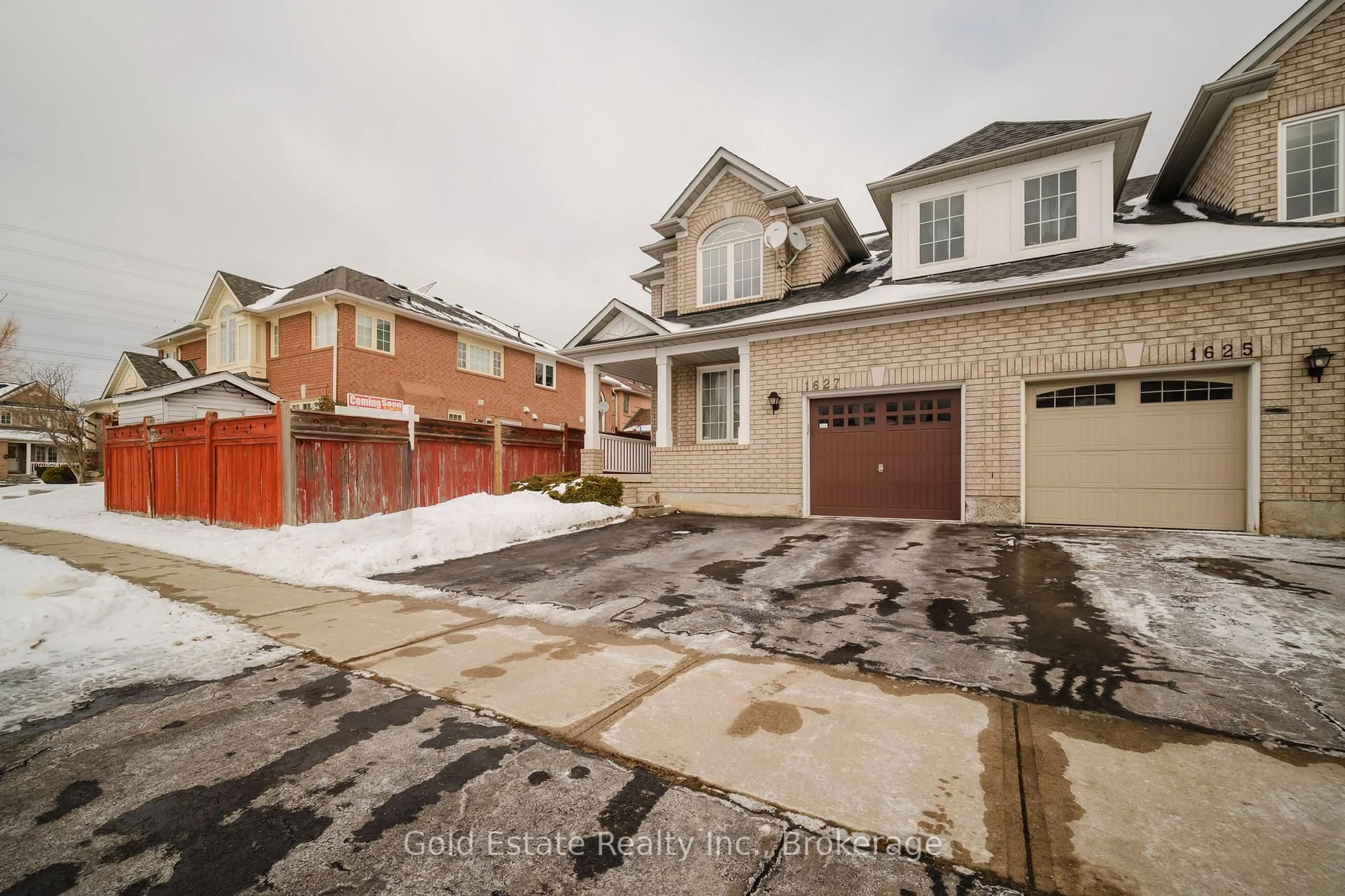 A pic from outside/outdoor area/front of a property/back of a property/a pic from drone, street for 1627 Samuelson Circ, Mississauga Ontario L5N 7Z8