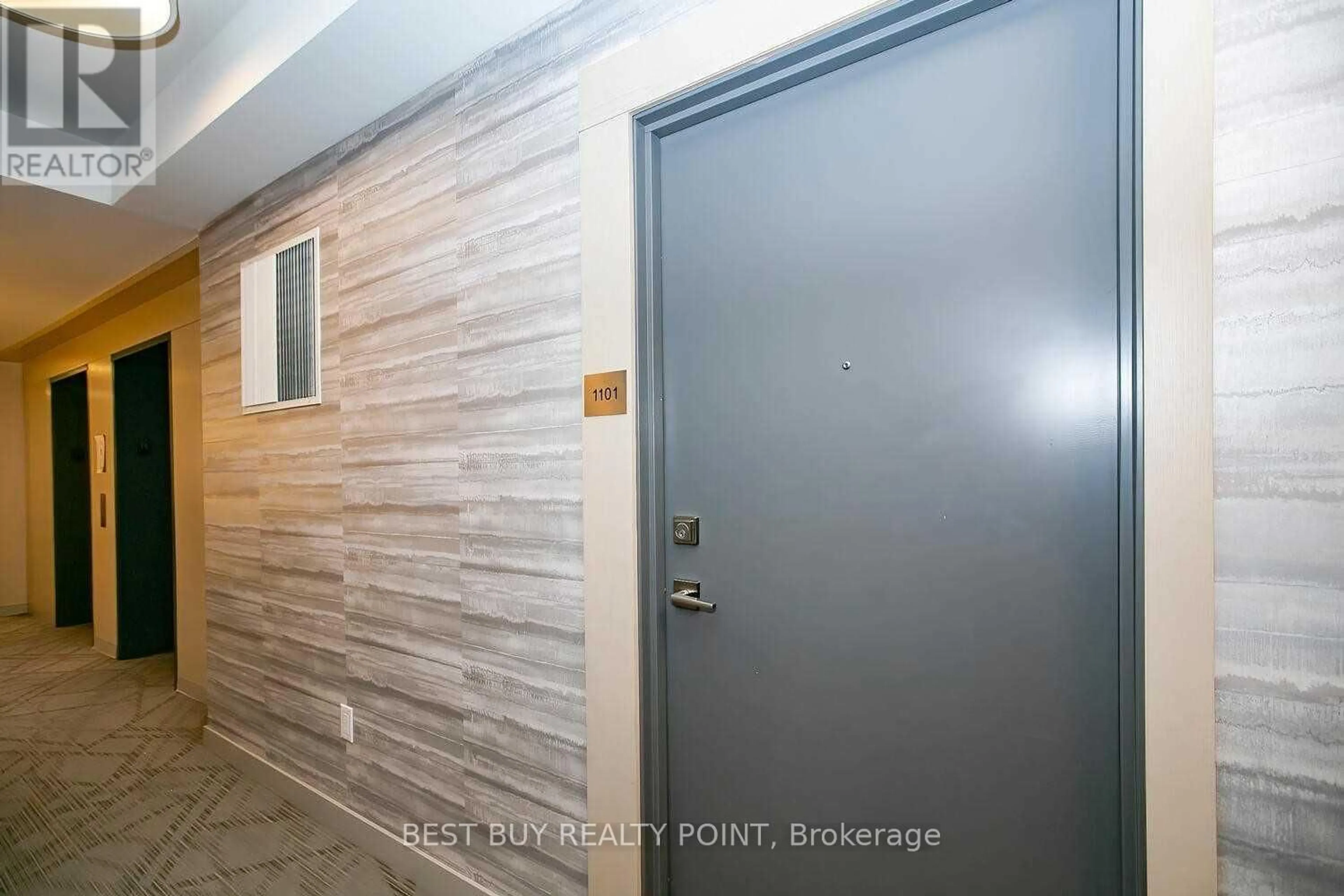 Indoor entryway for 4633 Glen Erin Dr #1101, Mississauga Ontario L5M 0Y6