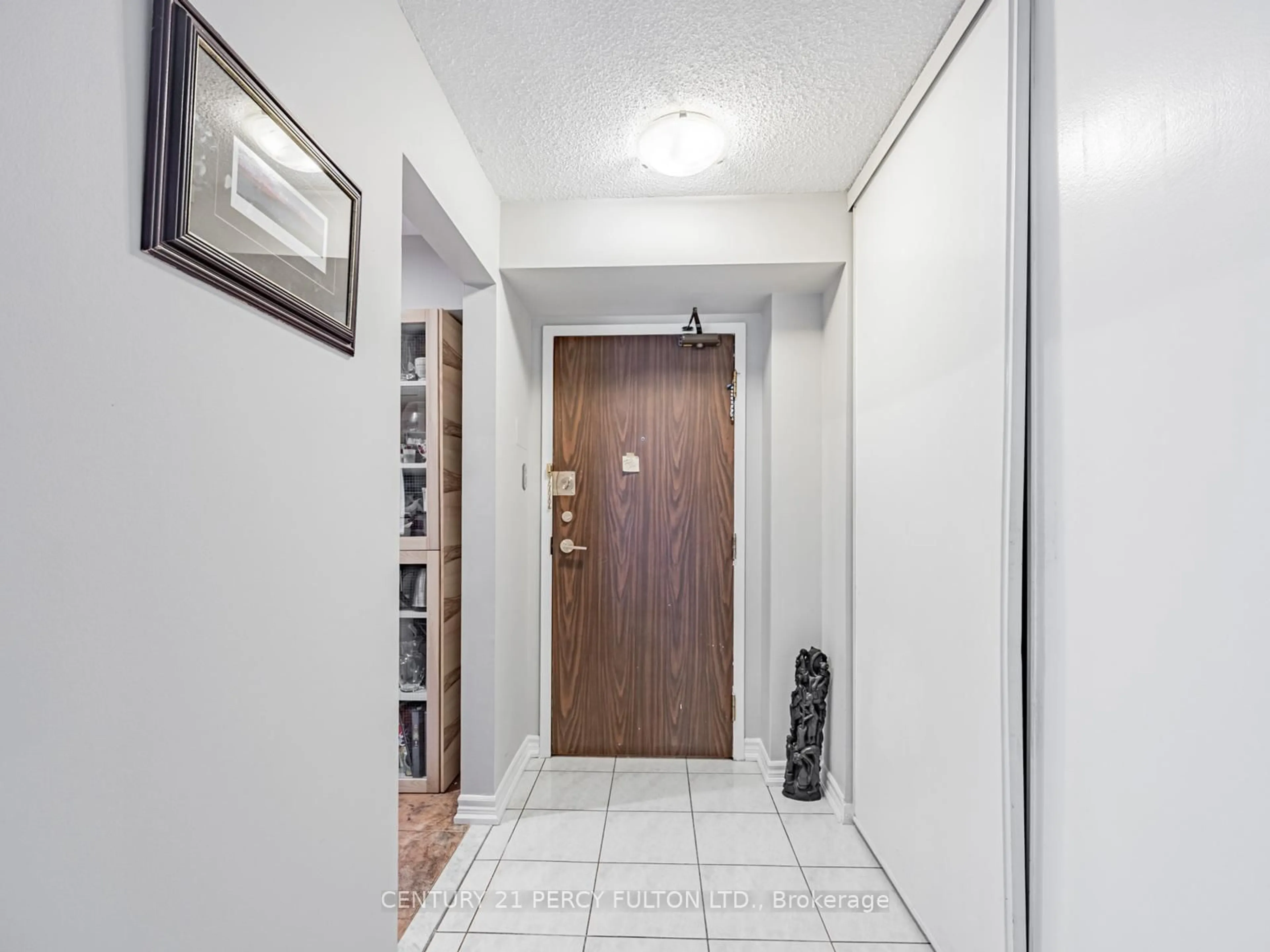 Indoor entryway for 1485 Lakeshore Rd #909, Mississauga Ontario L5E 3G2