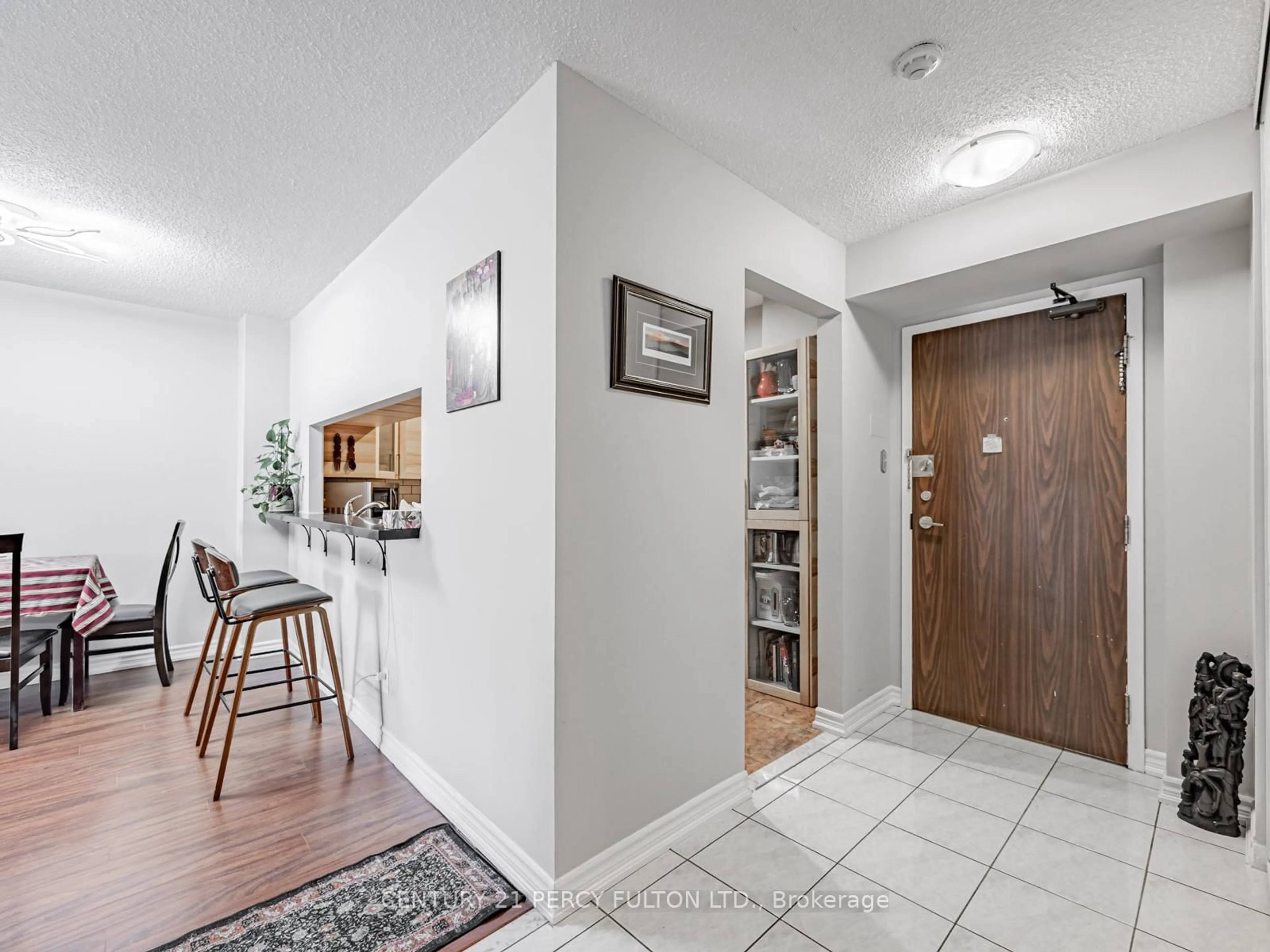 Indoor entryway for 1485 Lakeshore Rd #909, Mississauga Ontario L5E 3G2