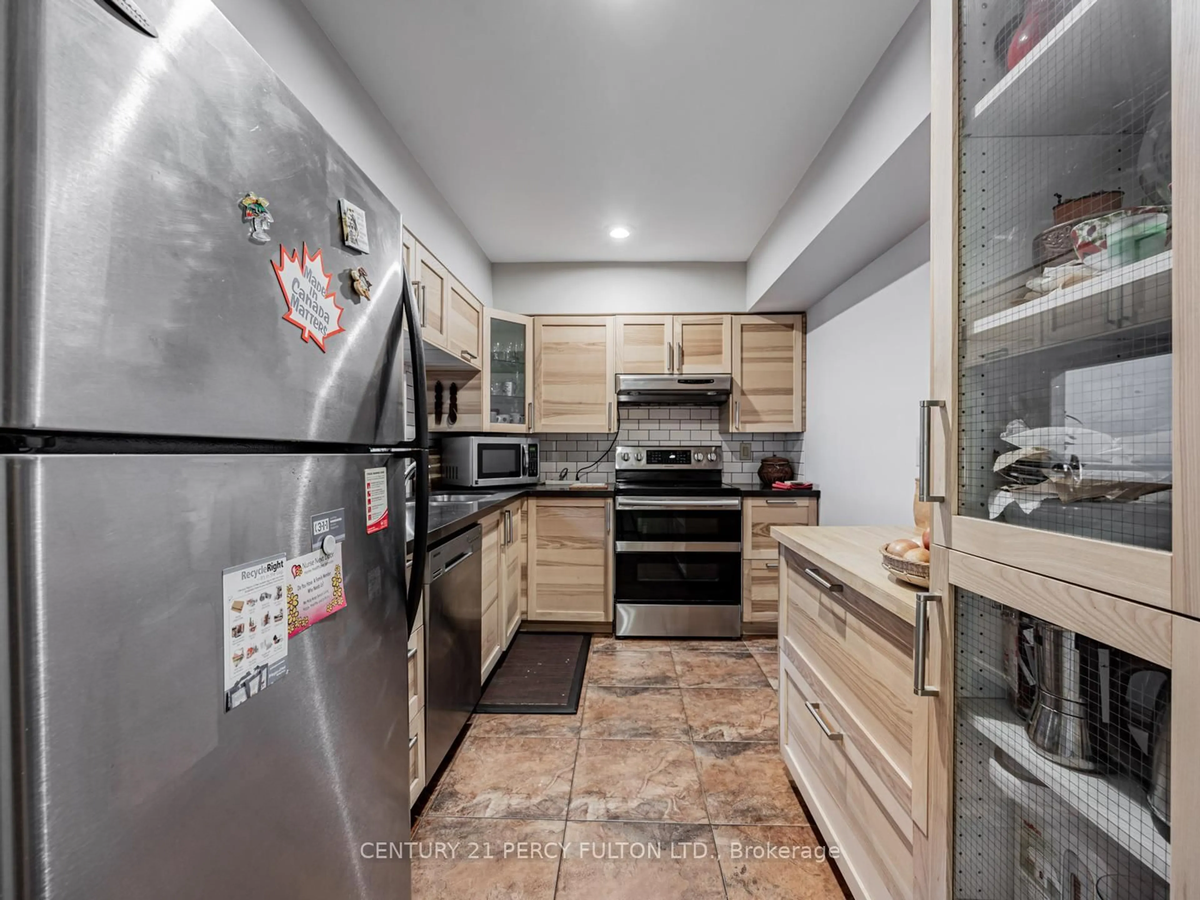 Standard kitchen, ceramic/tile floor for 1485 Lakeshore Rd #909, Mississauga Ontario L5E 3G2