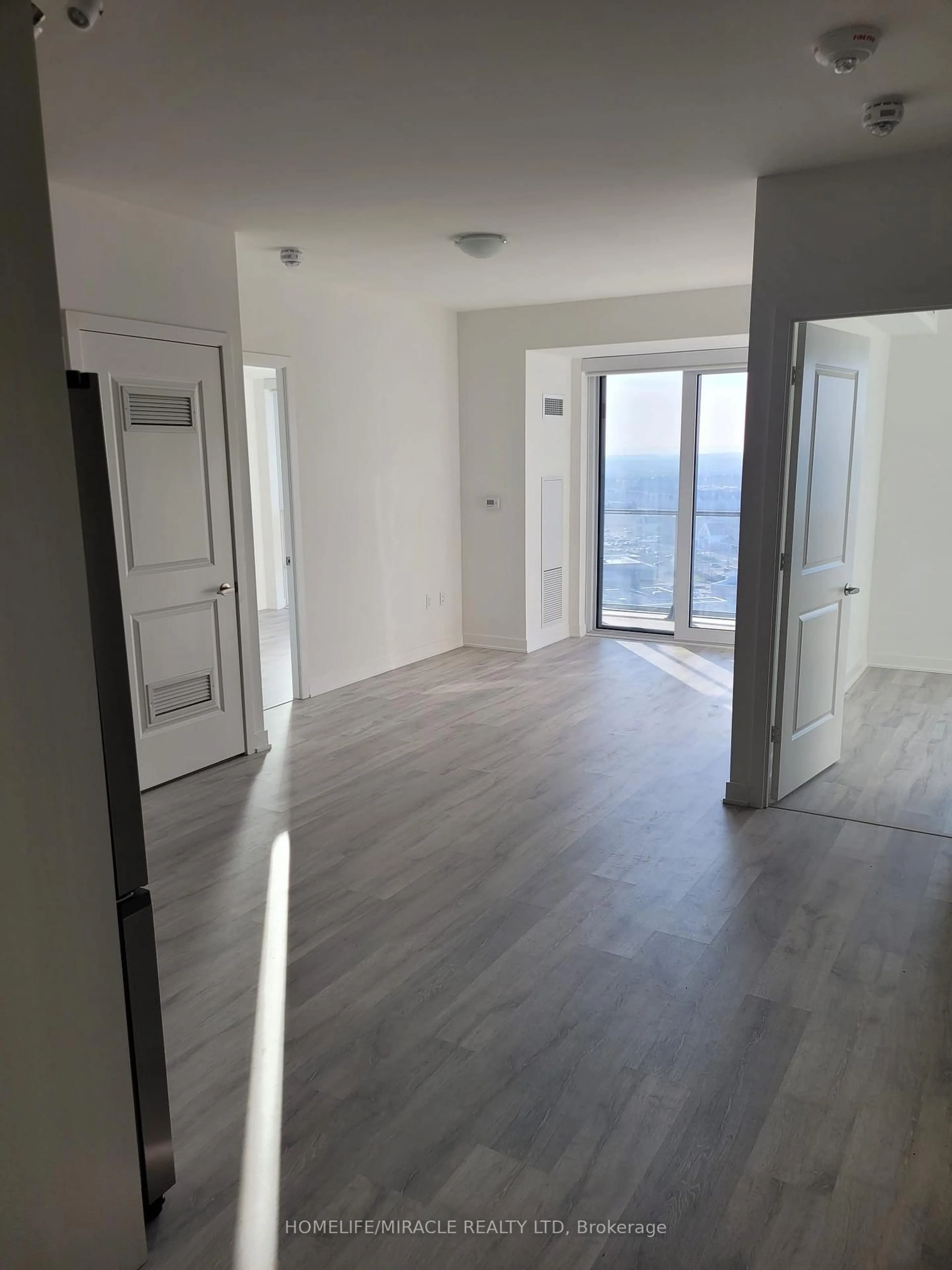 A pic of a room for 4655 Metcalfe Ave, Mississauga Ontario L5M 0Z7