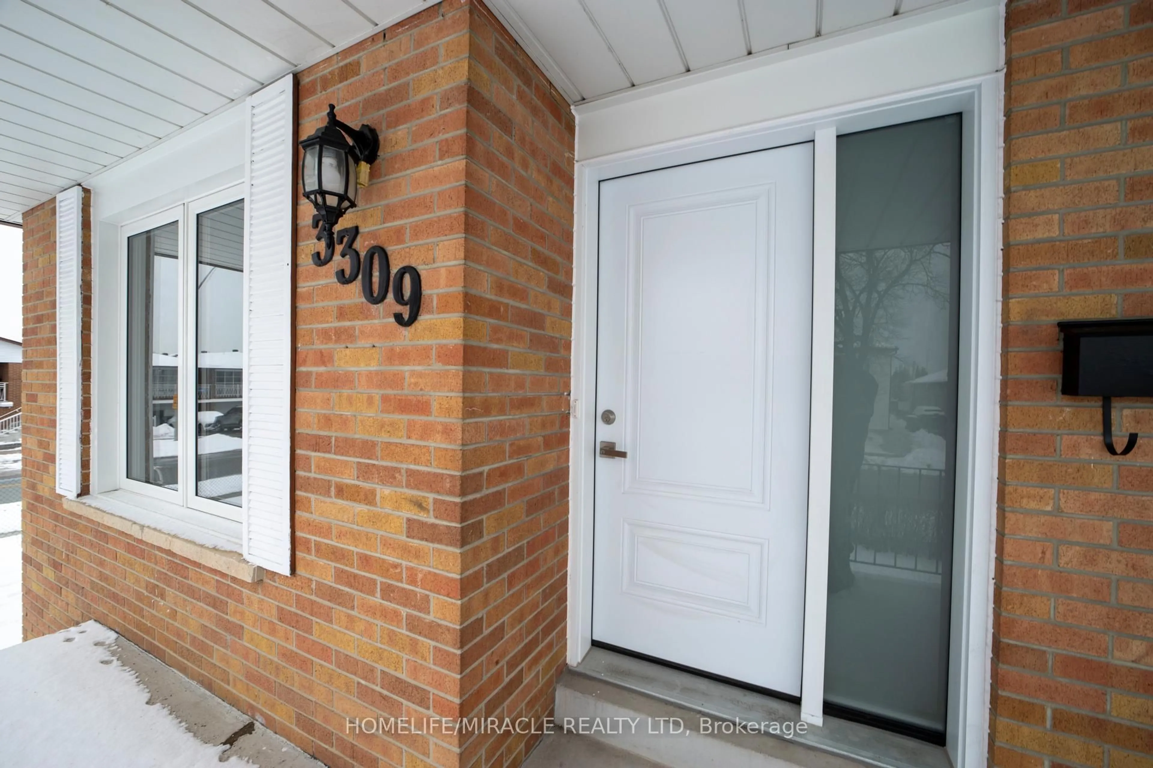 Indoor entryway for 3309 Jolliffe Ave, Mississauga Ontario L4T 1V6