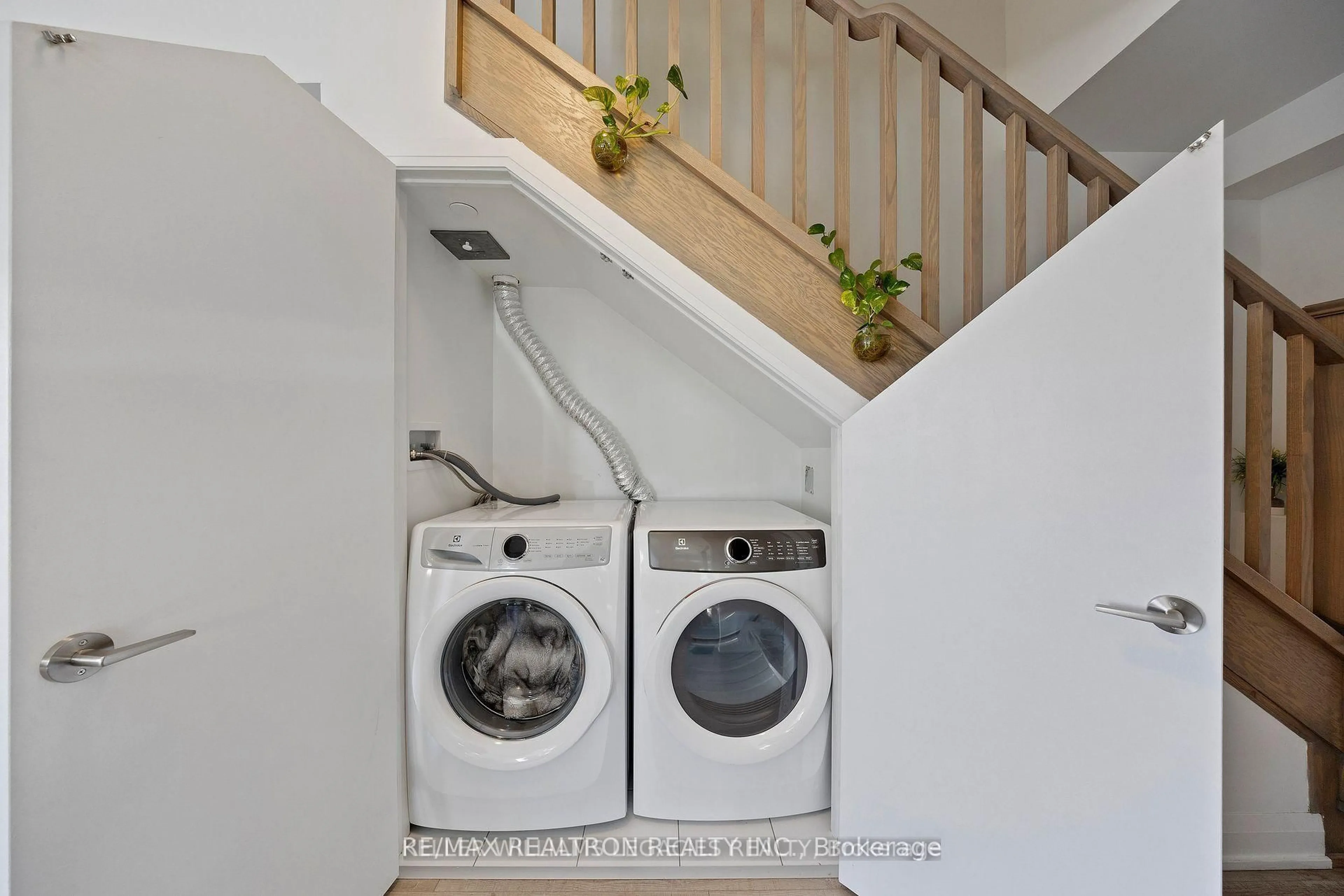 Laundry room for 155 Downsview Park Blvd #206, Toronto Ontario M3K 0E3