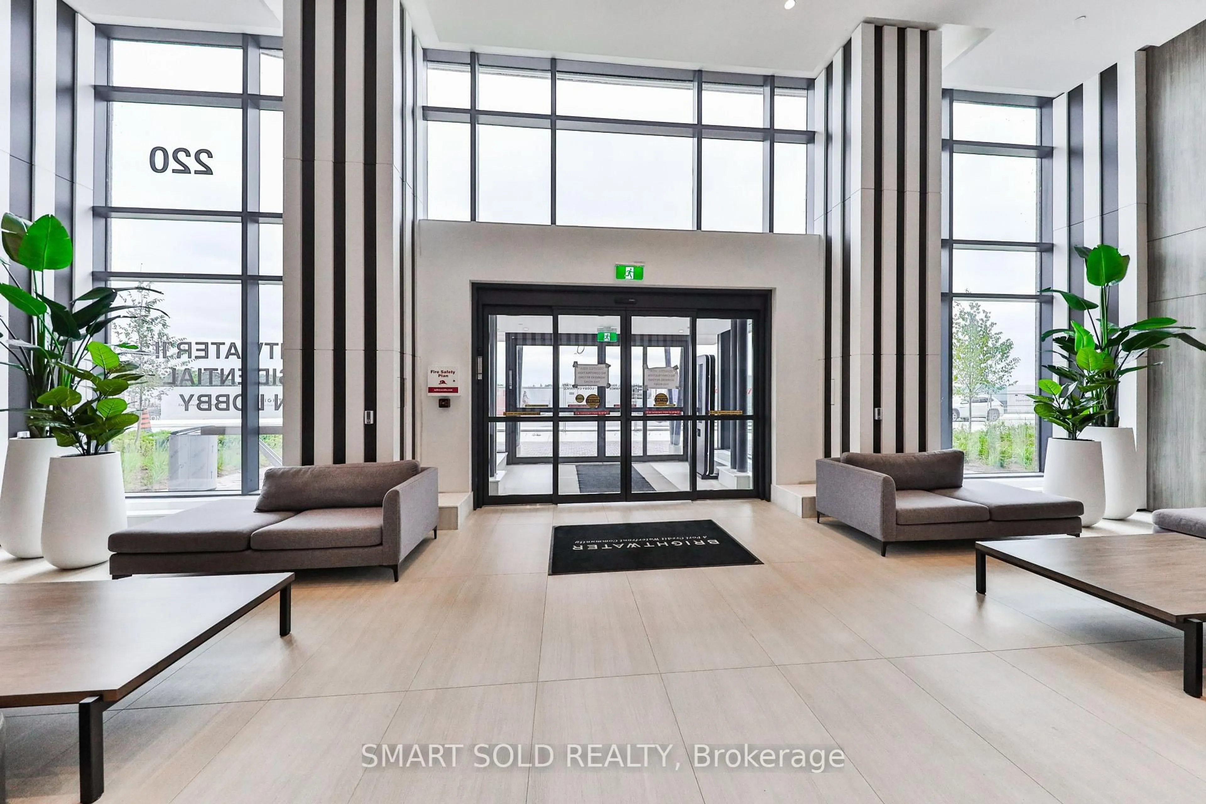 Indoor foyer for 220 Missinnihe Way #114, Mississauga Ontario L5H 0A9