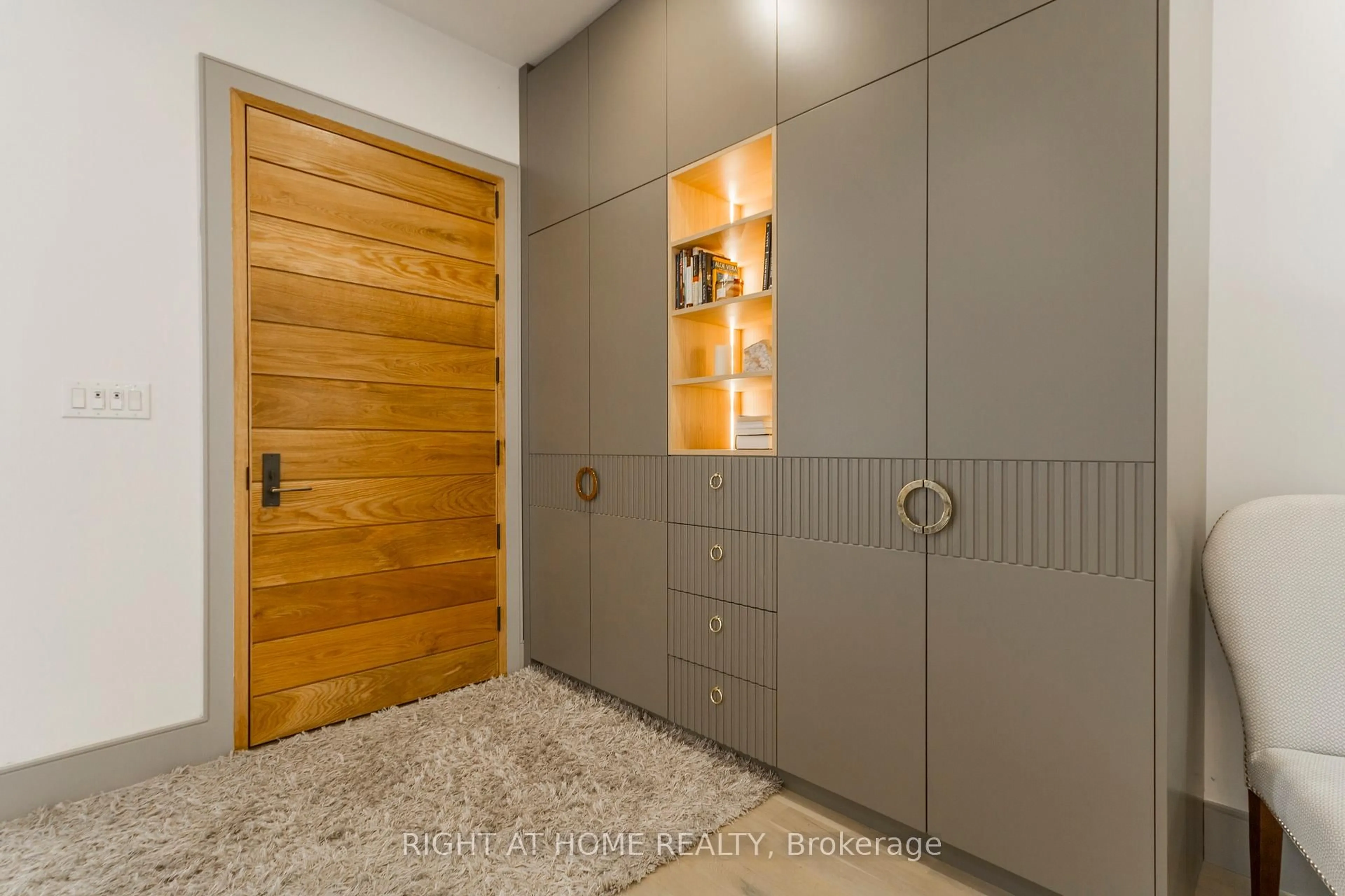 Indoor entryway for 118 Martin Grove Rd, Toronto Ontario M9B 4K5