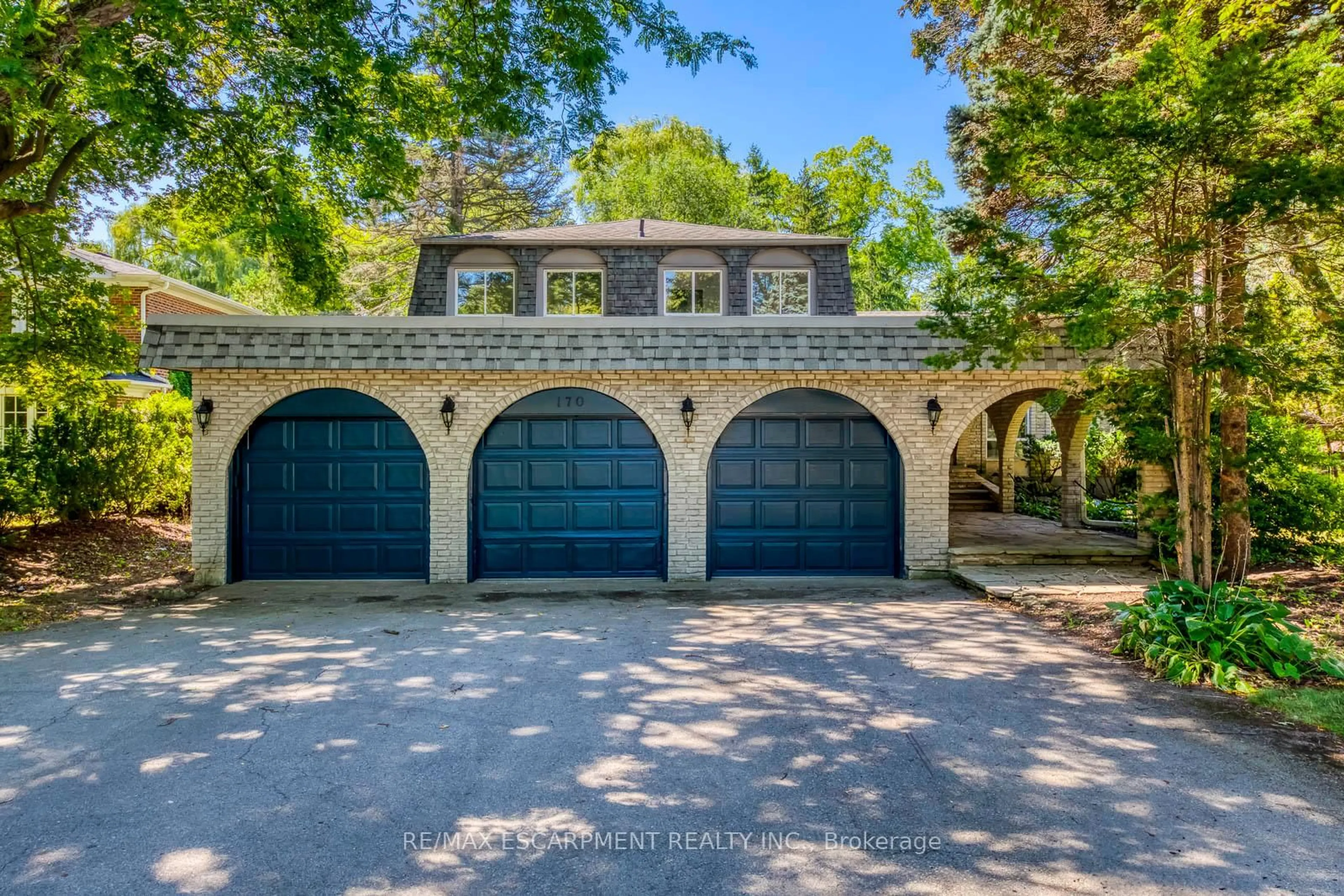 Indoor garage for 170 Cavendish Crt, Oakville Ontario L6J 5S2