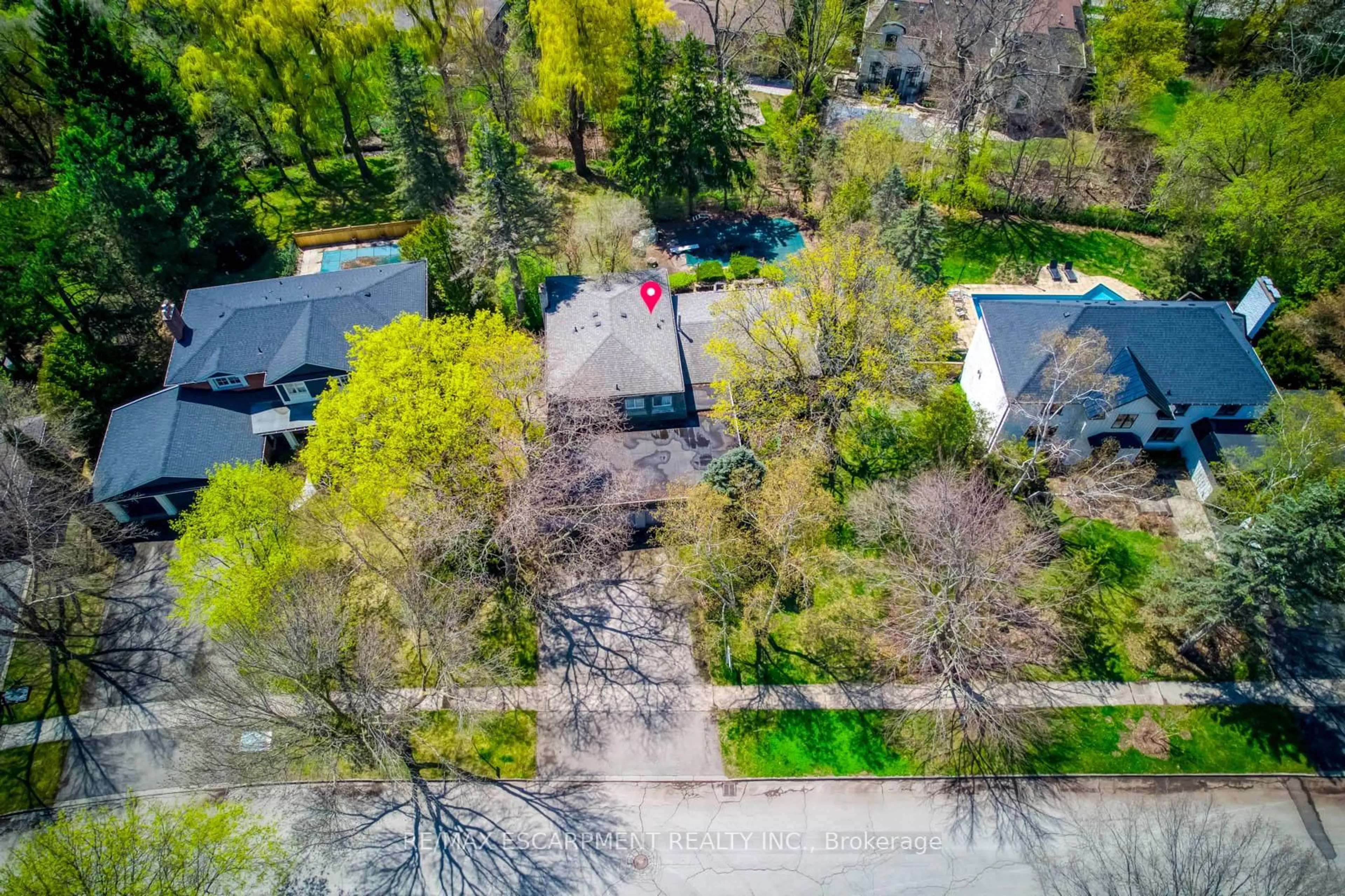 A pic from outside/outdoor area/front of a property/back of a property/a pic from drone, street for 170 Cavendish Crt, Oakville Ontario L6J 5S2