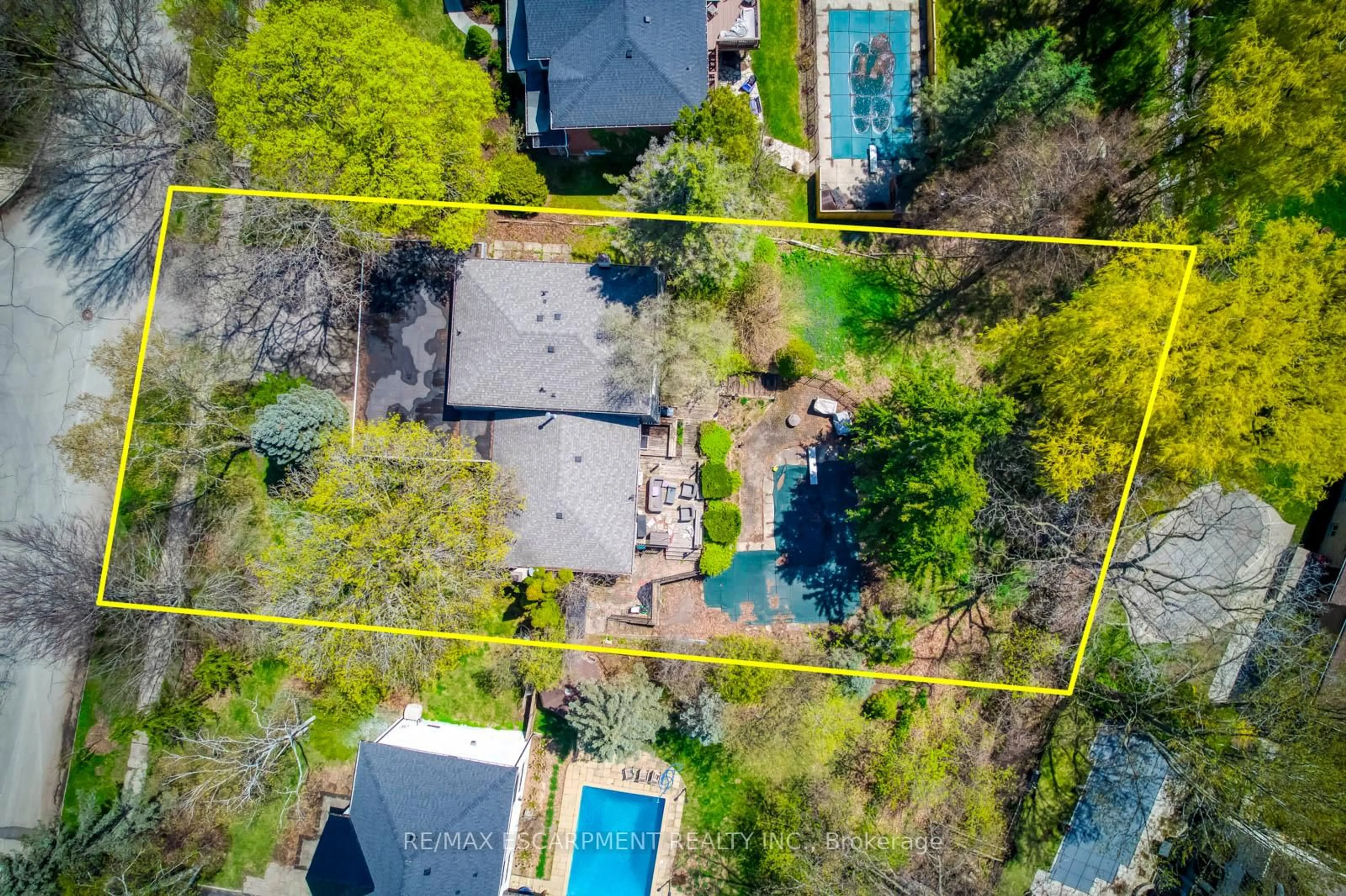 A pic from outside/outdoor area/front of a property/back of a property/a pic from drone, street for 170 Cavendish Crt, Oakville Ontario L6J 5S2