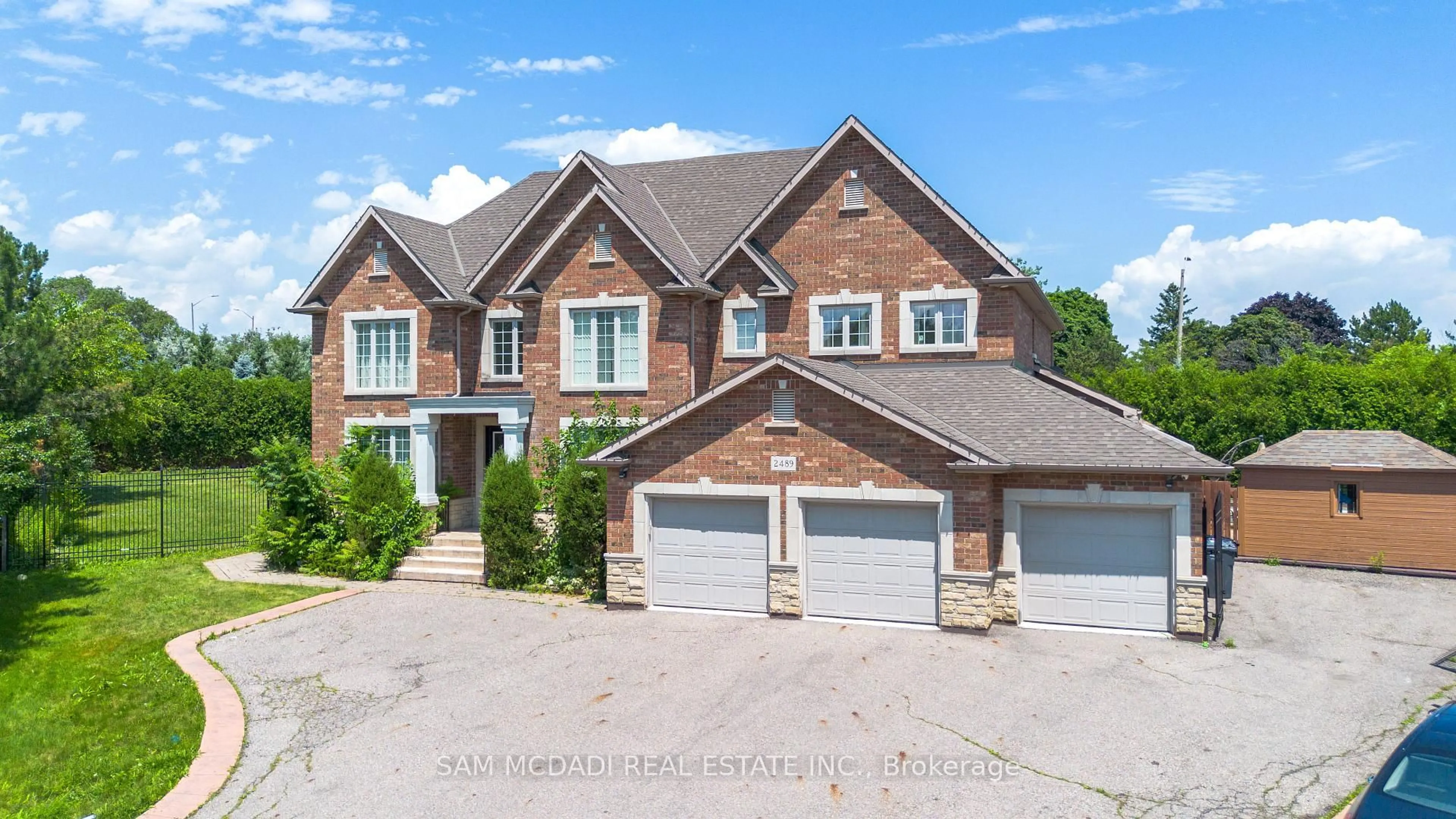 Home with brick exterior material, street for 2489 Olinda Crt, Mississauga Ontario L5C 4P5