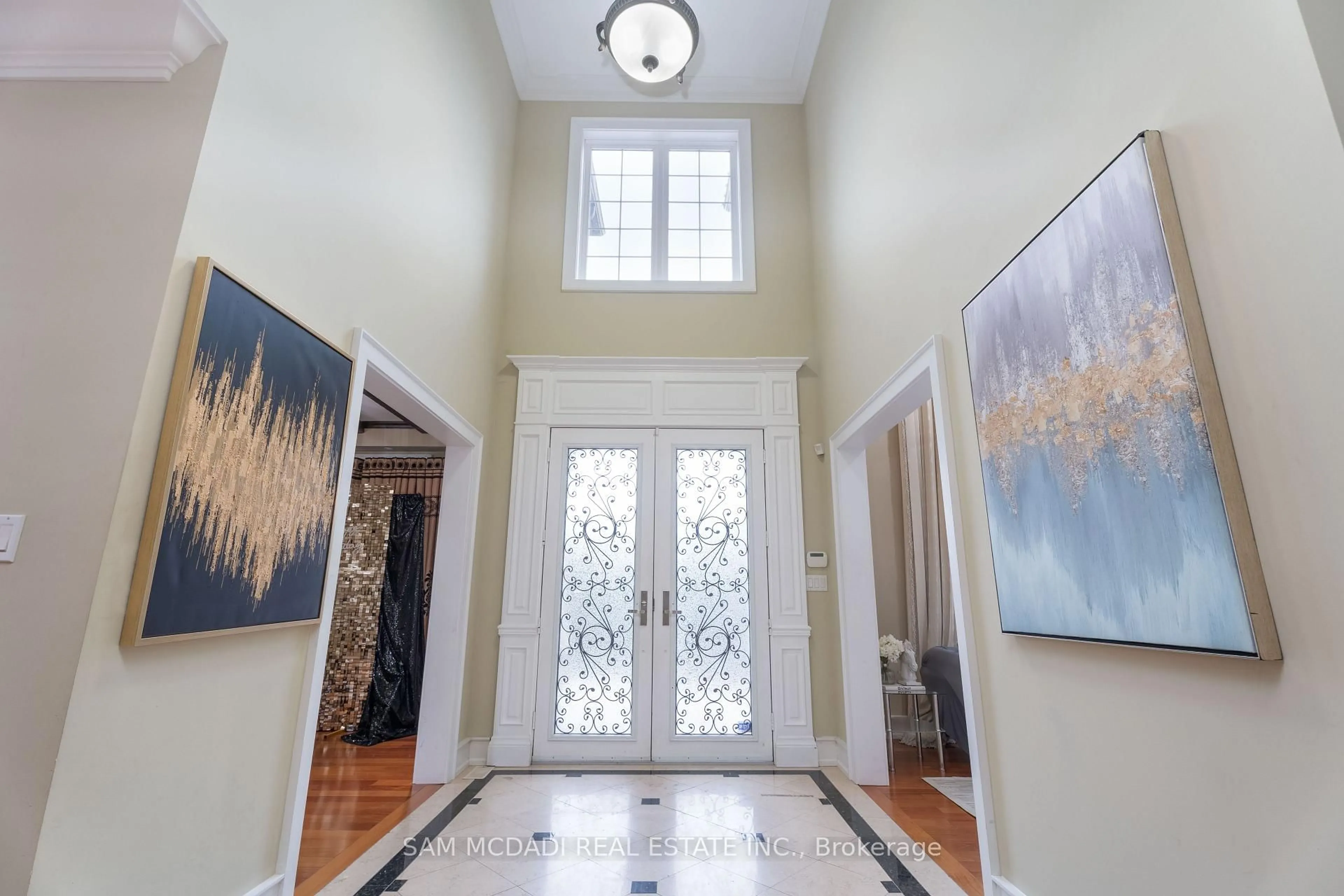 Indoor foyer for 2489 Olinda Crt, Mississauga Ontario L5C 4P5