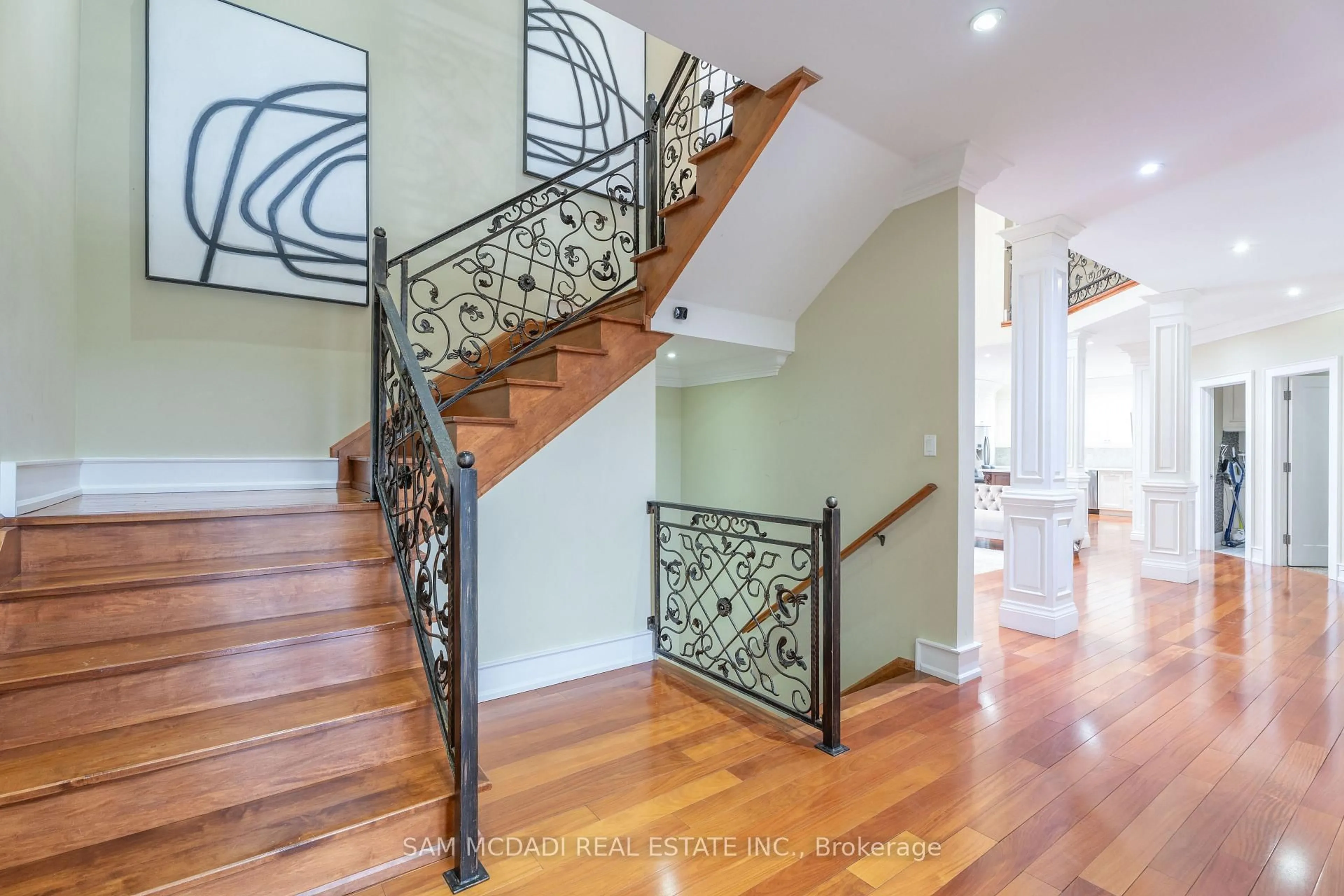 Stairs for 2489 Olinda Crt, Mississauga Ontario L5C 4P5