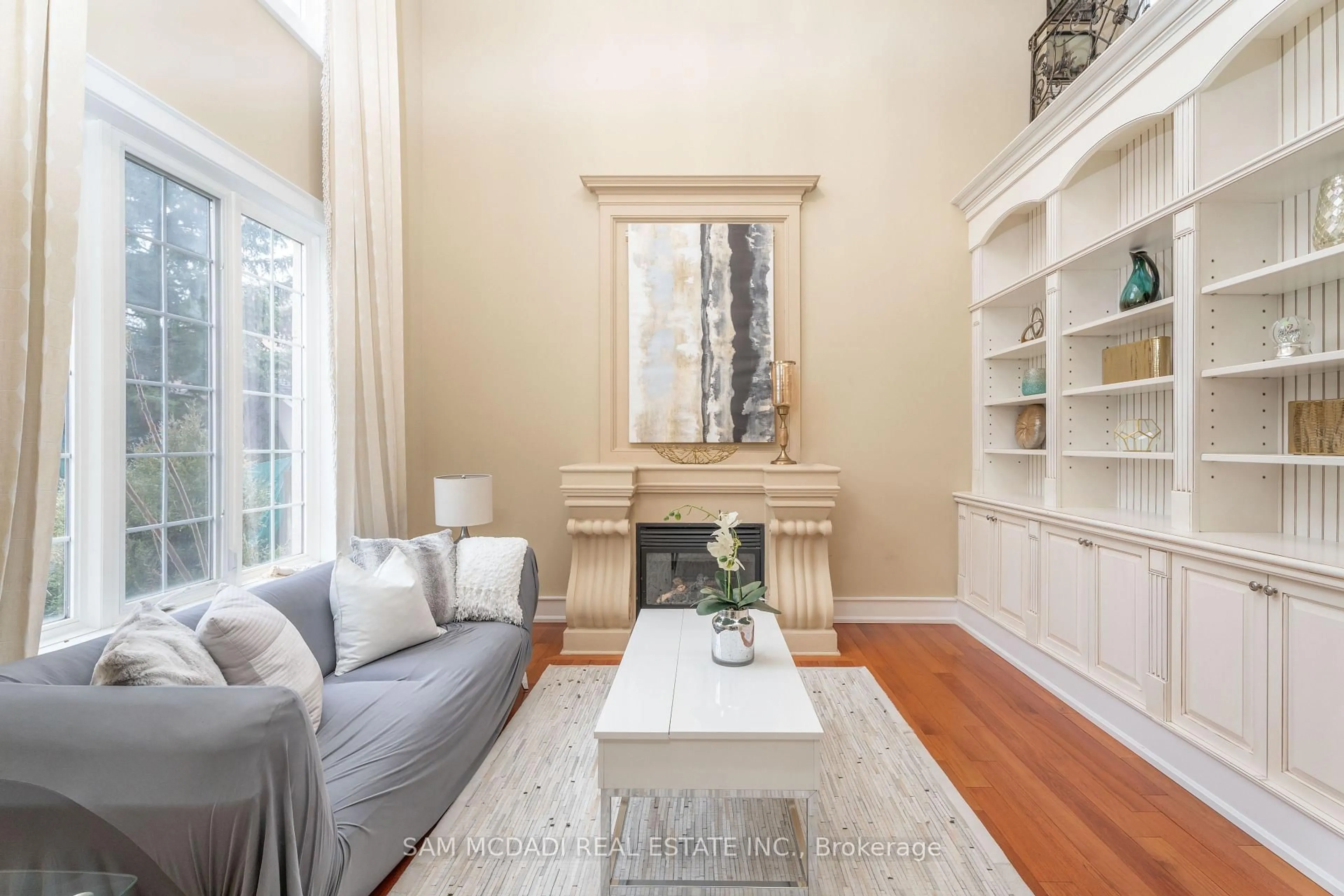 Living room with furniture, unknown for 2489 Olinda Crt, Mississauga Ontario L5C 4P5