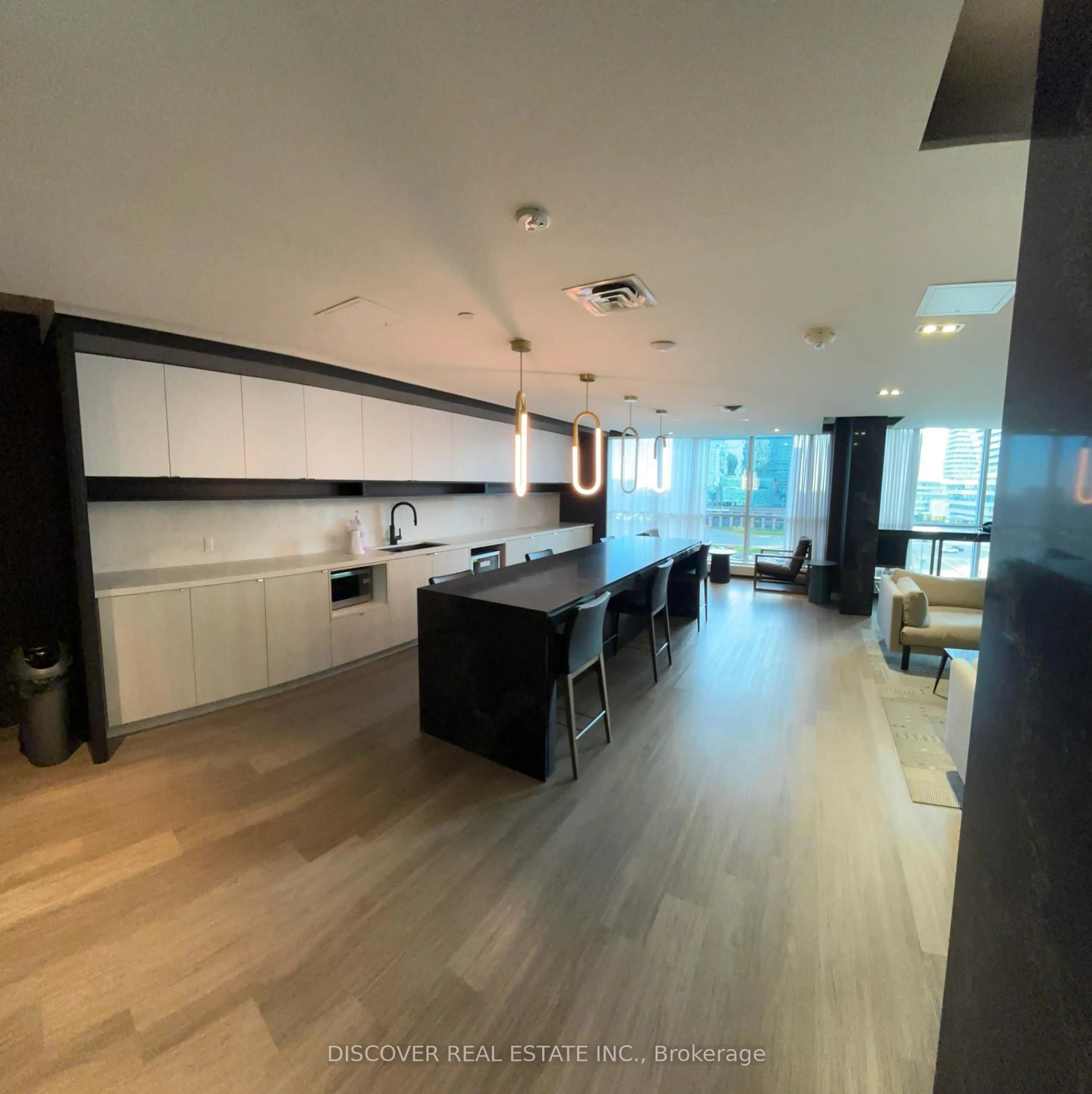 Open concept kitchen, unknown for 4065 Confederation Pkwy #3704, Mississauga Ontario L5B 0L4