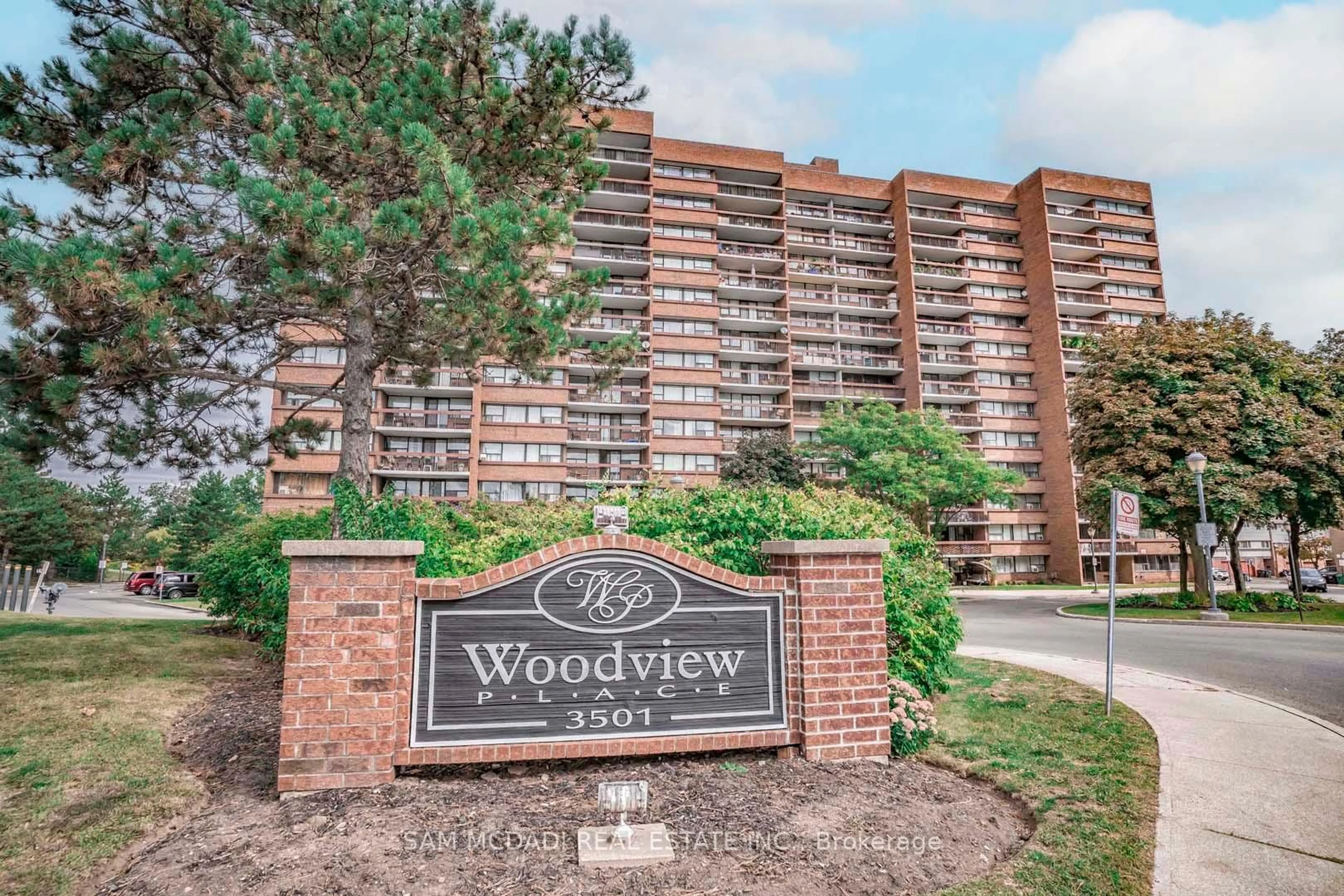 Indoor foyer for 3501 Glen Erin Dr #407, Mississauga Ontario L5L 2E9