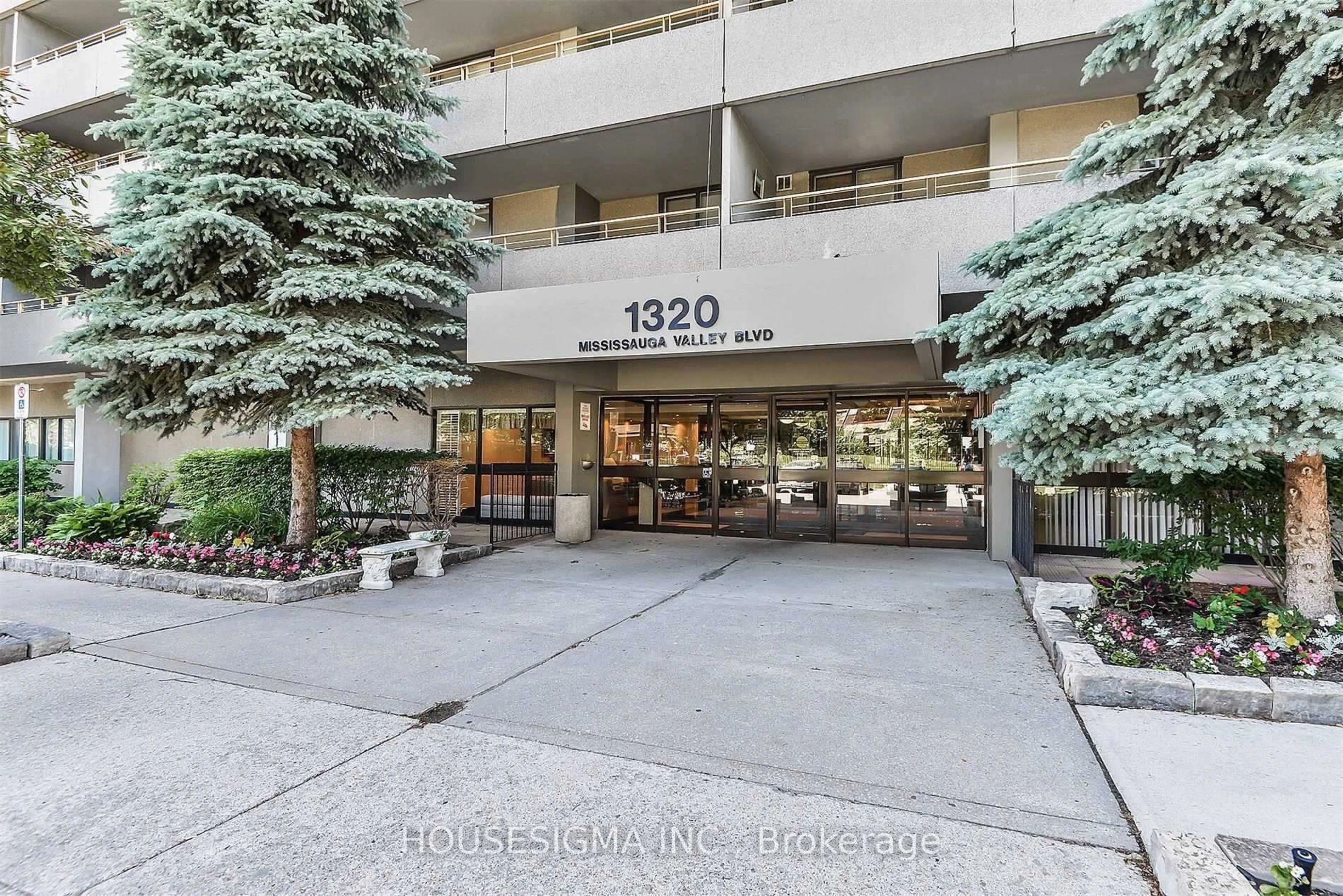Indoor foyer for 1320 Mississauga Valley Blvd #101, Mississauga Ontario L5A 3S9