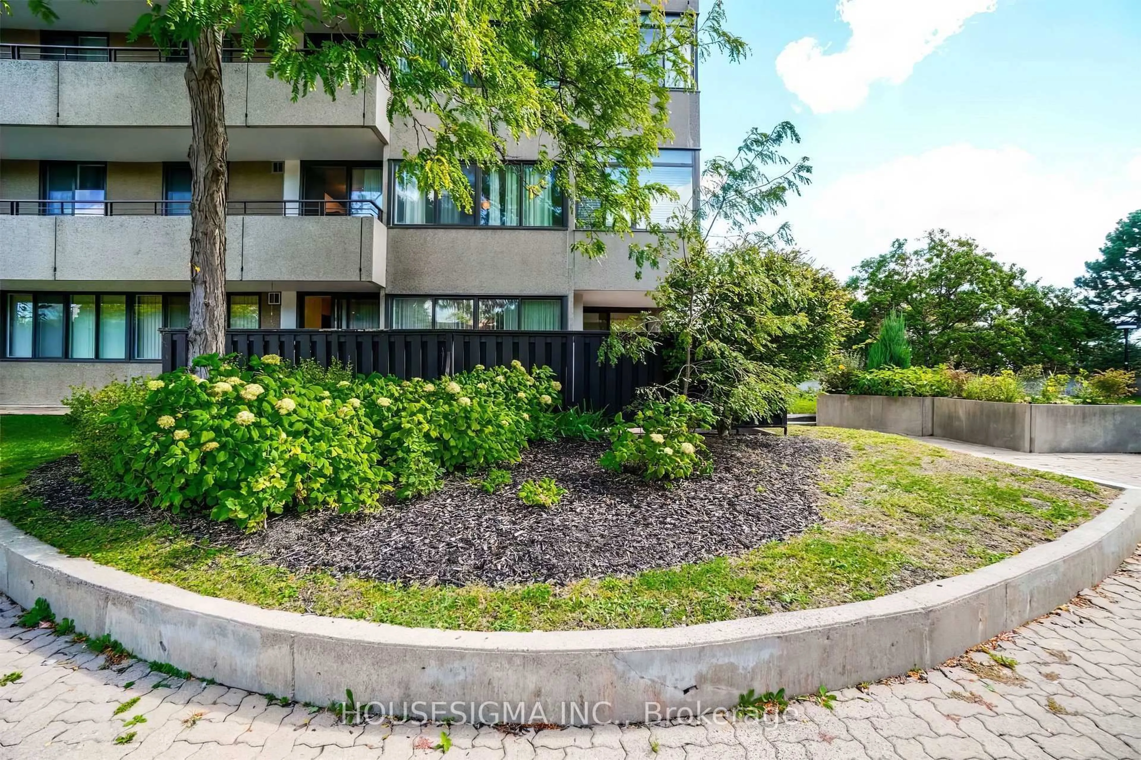 Patio, unknown for 1320 Mississauga Valley Blvd #101, Mississauga Ontario L5A 3S9