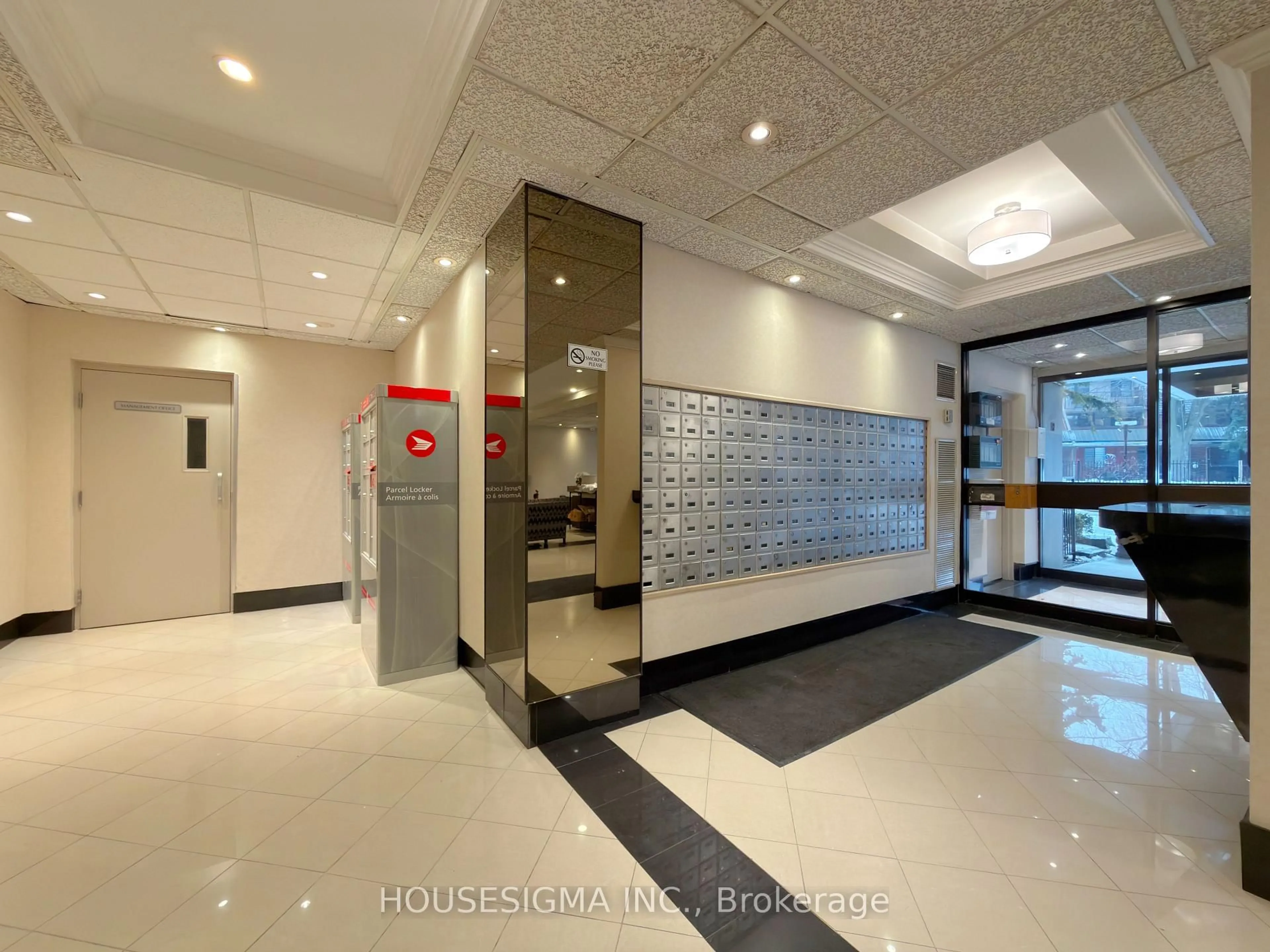 Indoor foyer for 1320 Mississauga Valley Blvd #101, Mississauga Ontario L5A 3S9