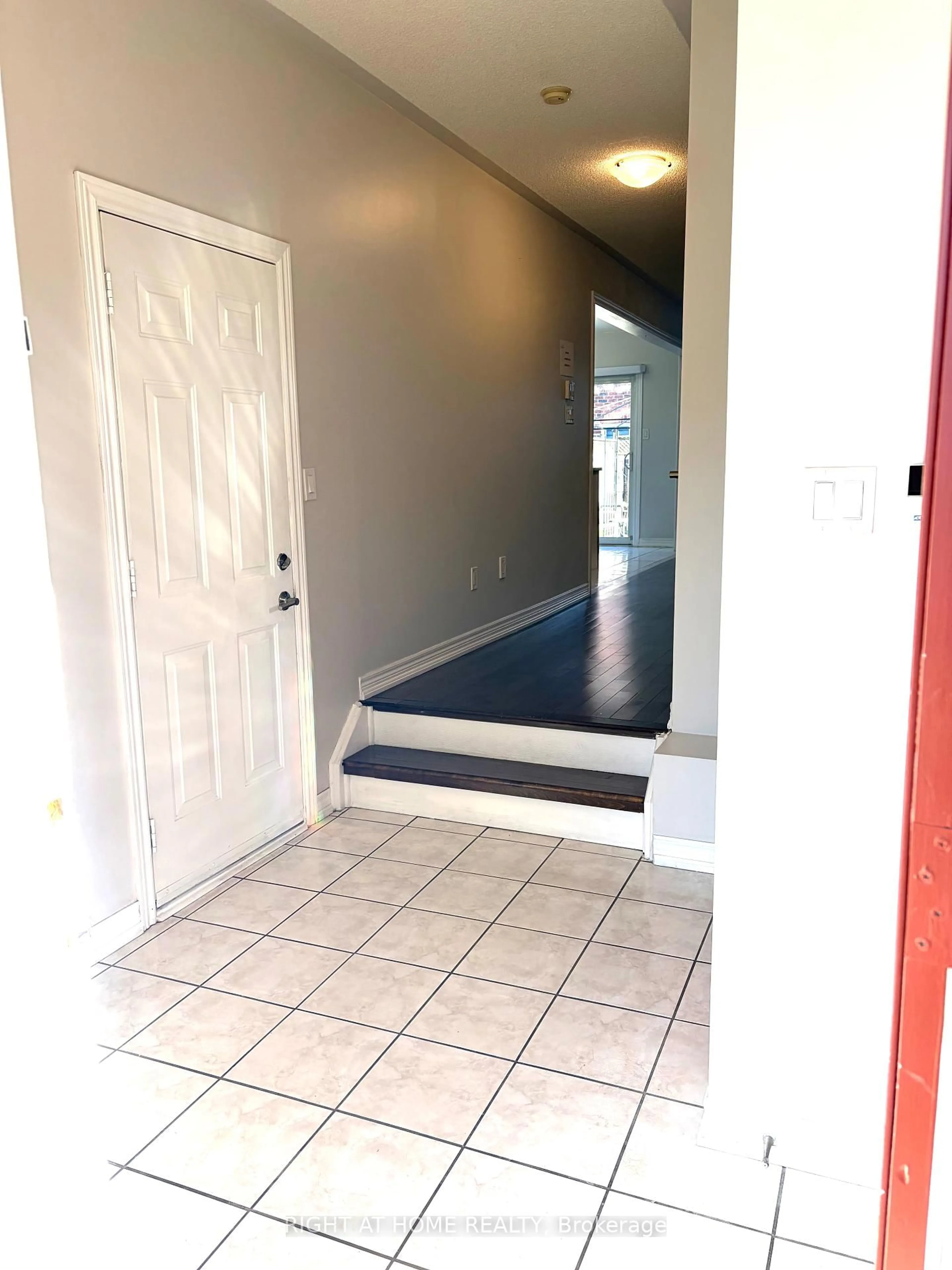 Indoor entryway for 29 Mistdale Cres, Brampton Ontario L7A 1S2