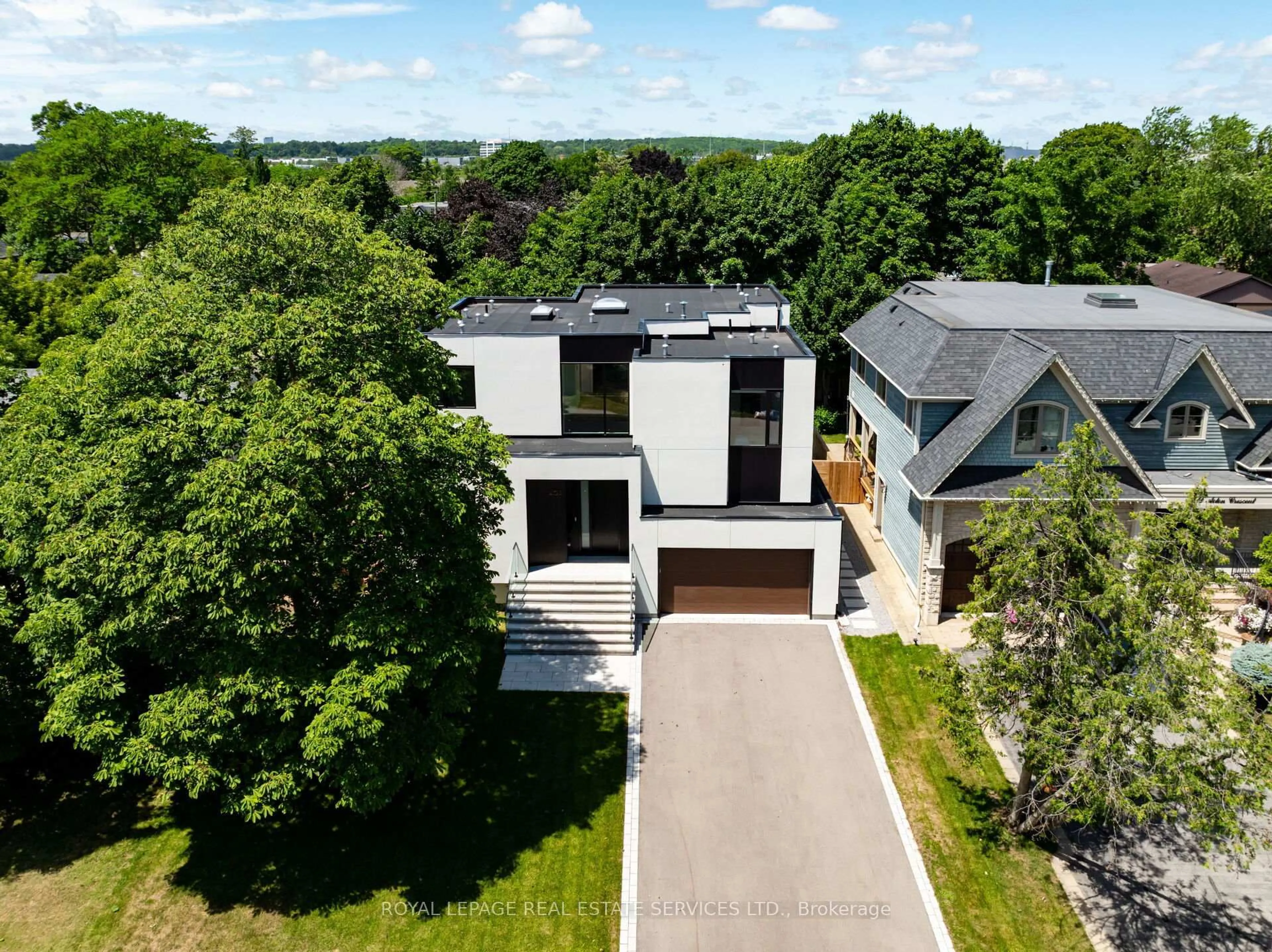 A pic from outside/outdoor area/front of a property/back of a property/a pic from drone, street for 1405 Acton Cres, Oakville Ontario L6J 2S6