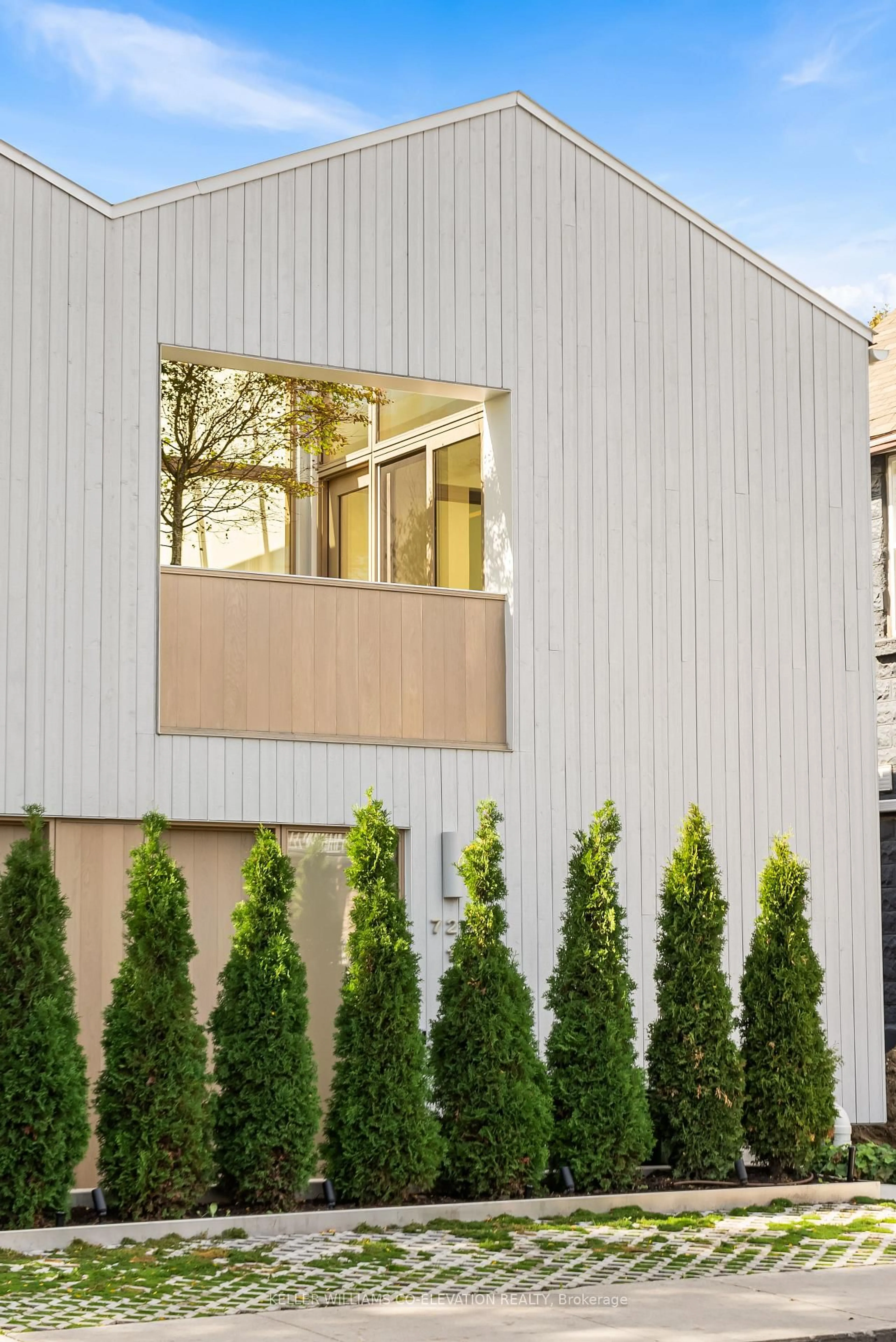 Home with vinyl exterior material, building for 722 Lansdowne Ave, Toronto Ontario M6H 3Y8