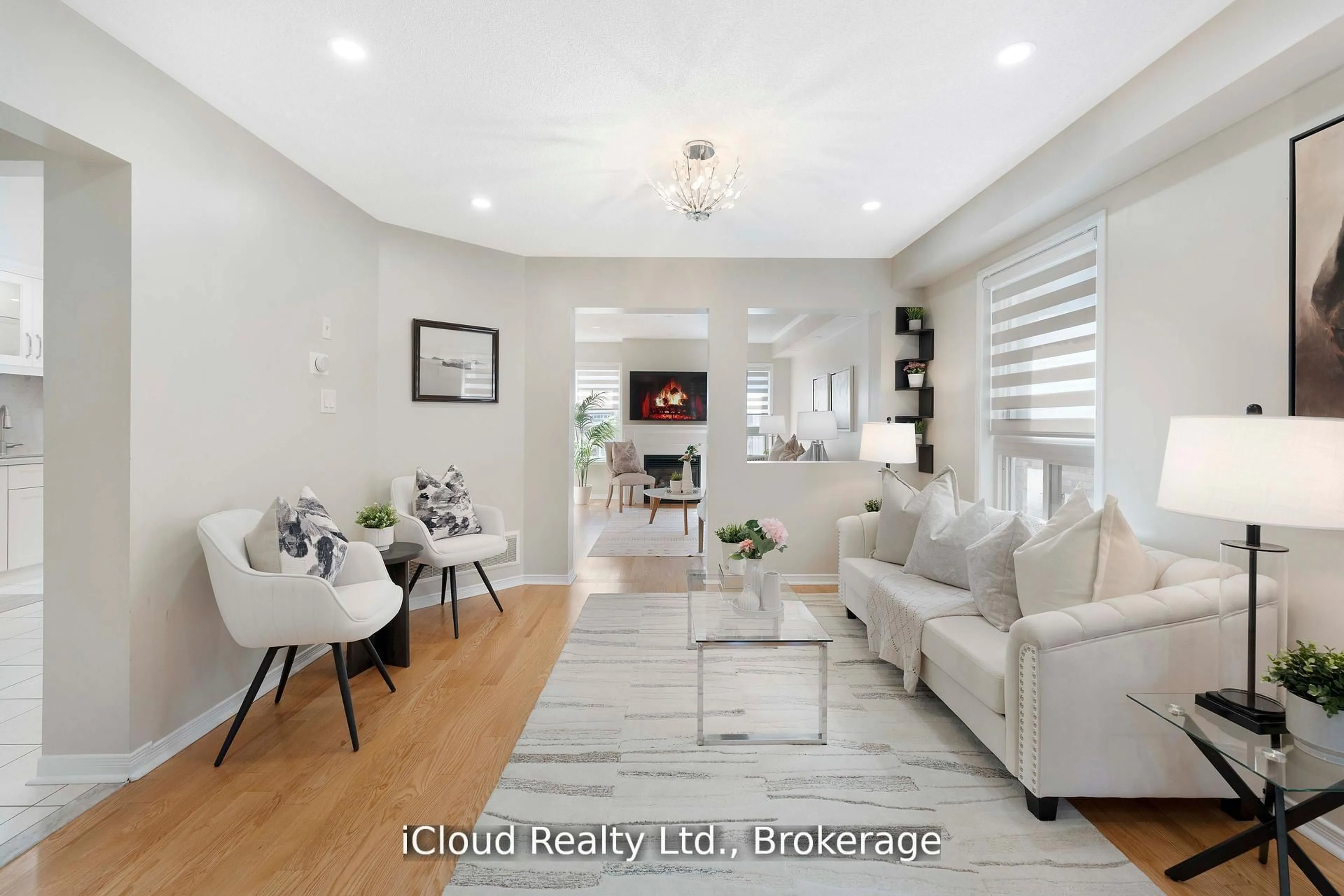 Living room with furniture, unknown for 4758 Allegheny Rd, Mississauga Ontario L5R 0A6