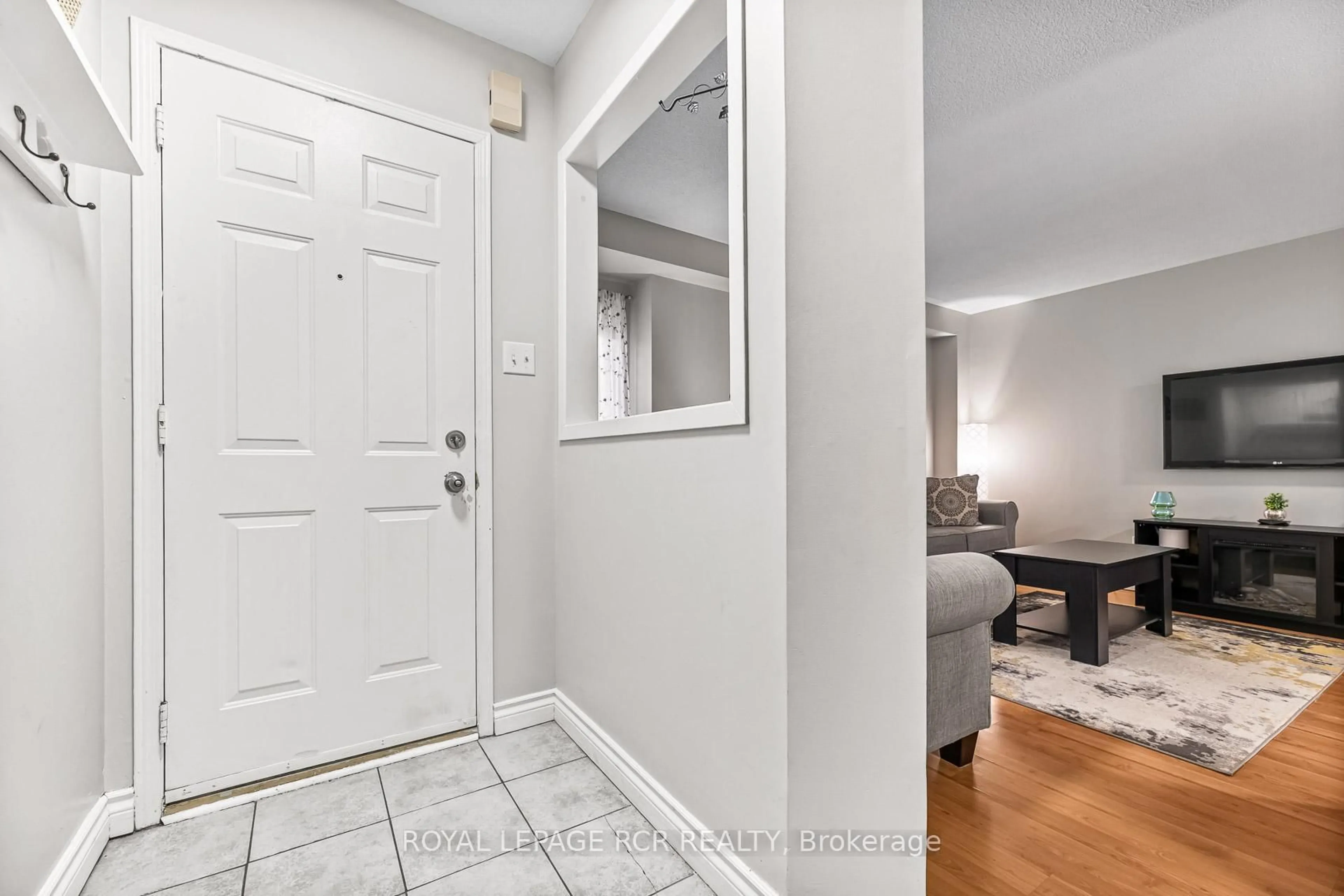 Indoor entryway for 120 Howard Cres, Orangeville Ontario L9W 4W2