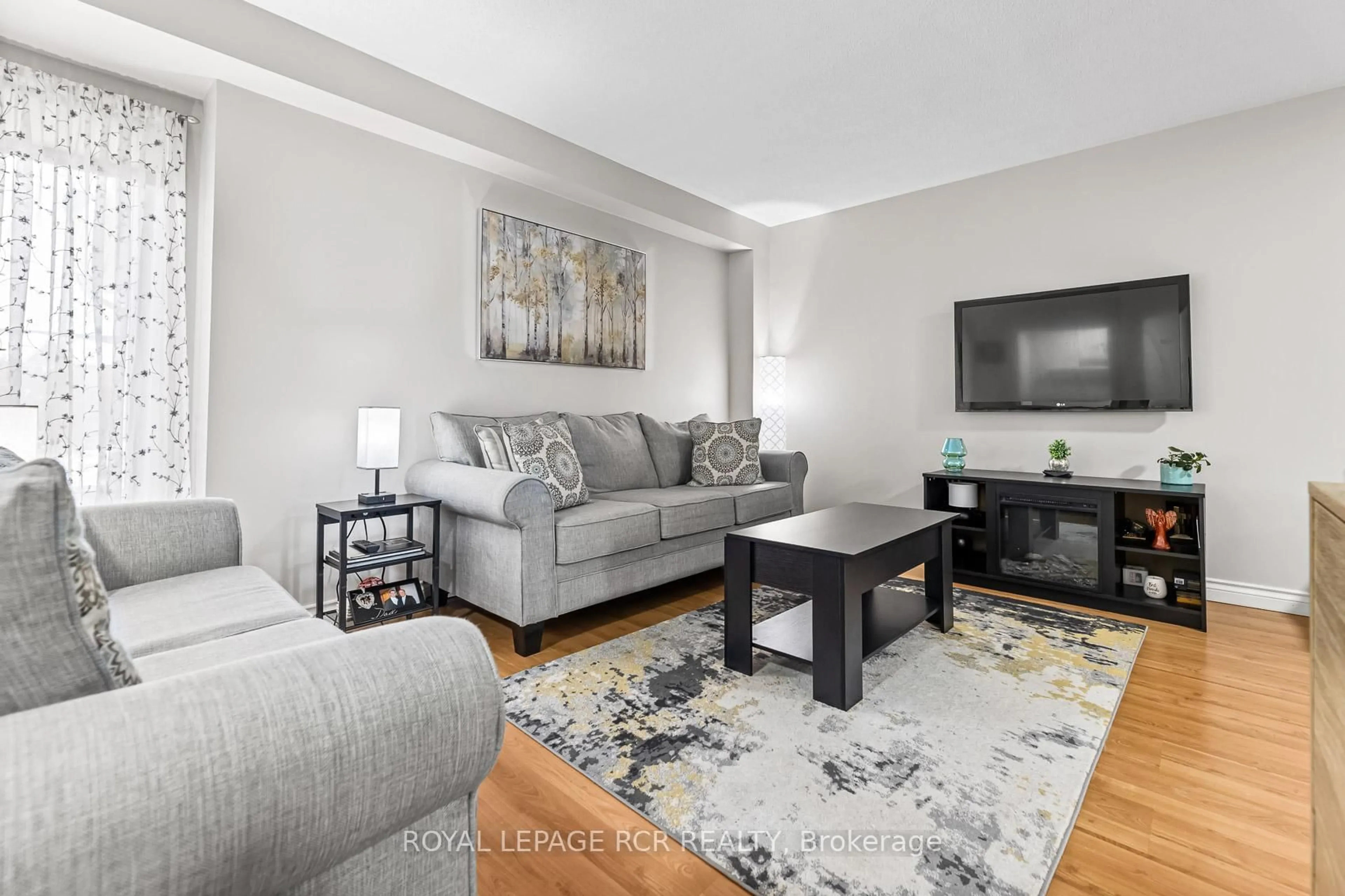 Living room with furniture, unknown for 120 Howard Cres, Orangeville Ontario L9W 4W2