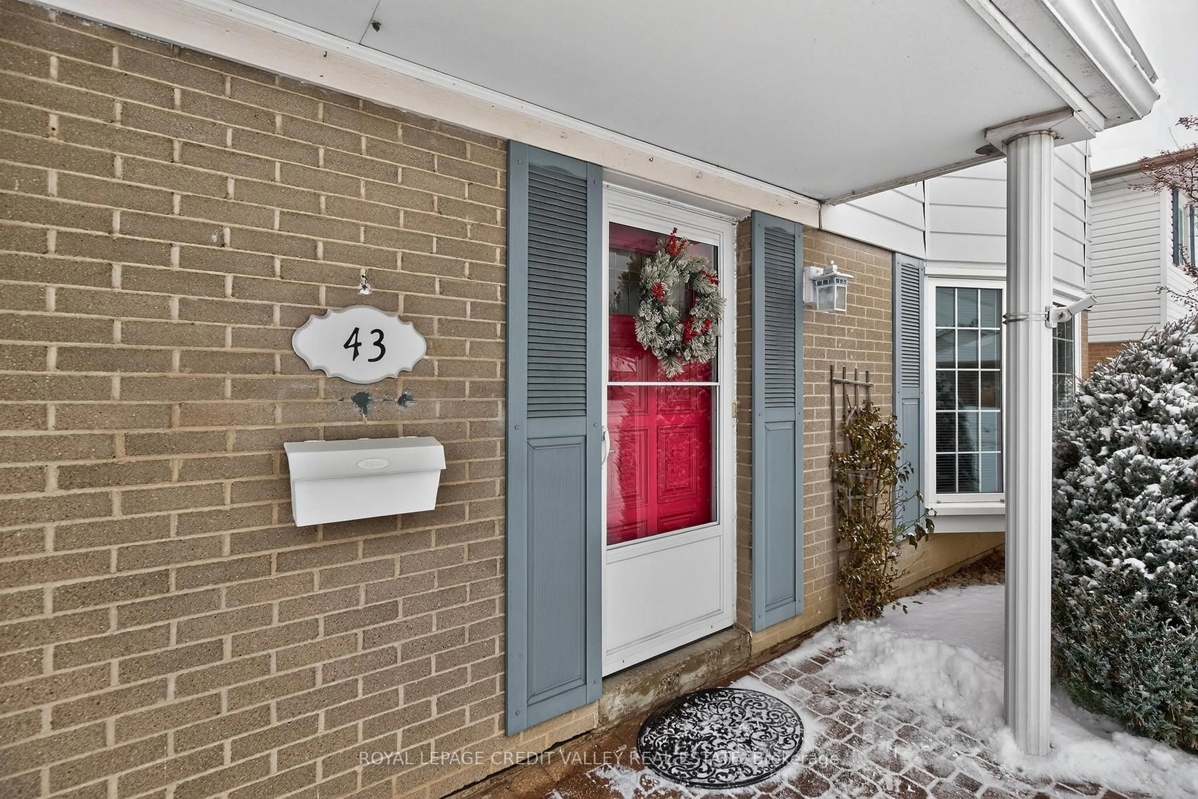 Indoor entryway for 43 Benton St, Brampton Ontario L6W 3B8