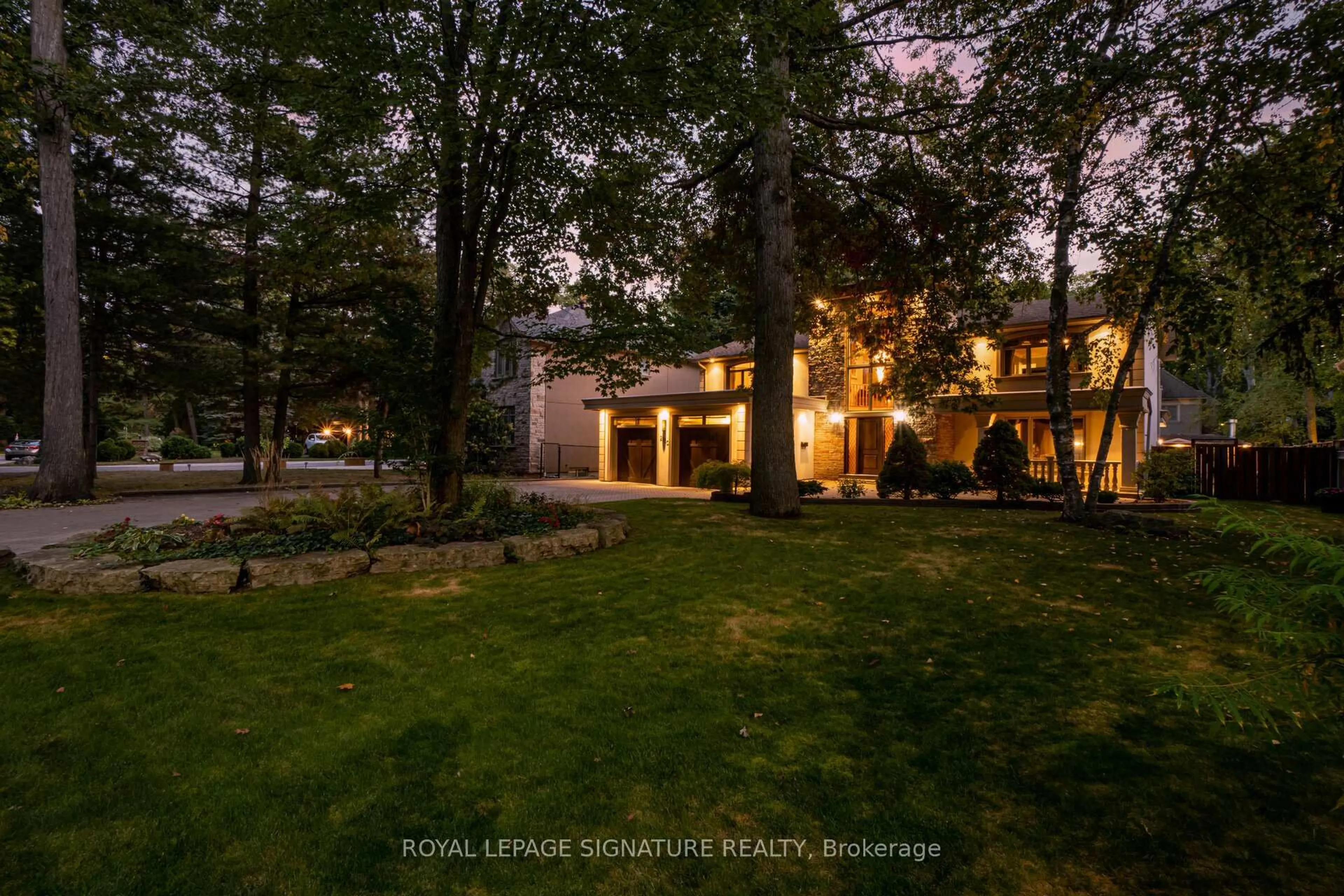 A pic from outside/outdoor area/front of a property/back of a property/a pic from drone, street for 2130 Autumn Breeze Dr, Mississauga Ontario L5B 1R4