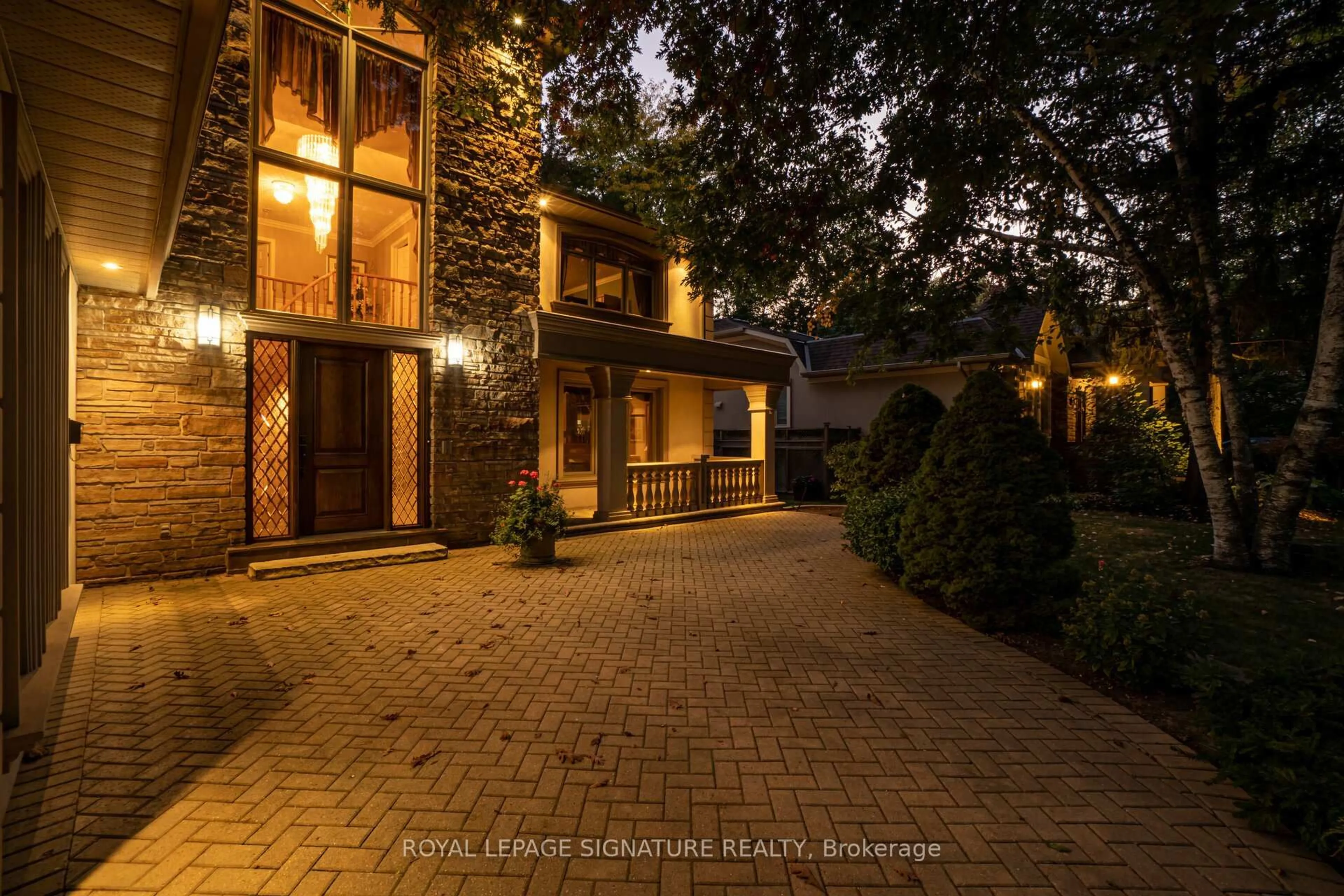 A pic from outside/outdoor area/front of a property/back of a property/a pic from drone, street for 2130 Autumn Breeze Dr, Mississauga Ontario L5B 1R4