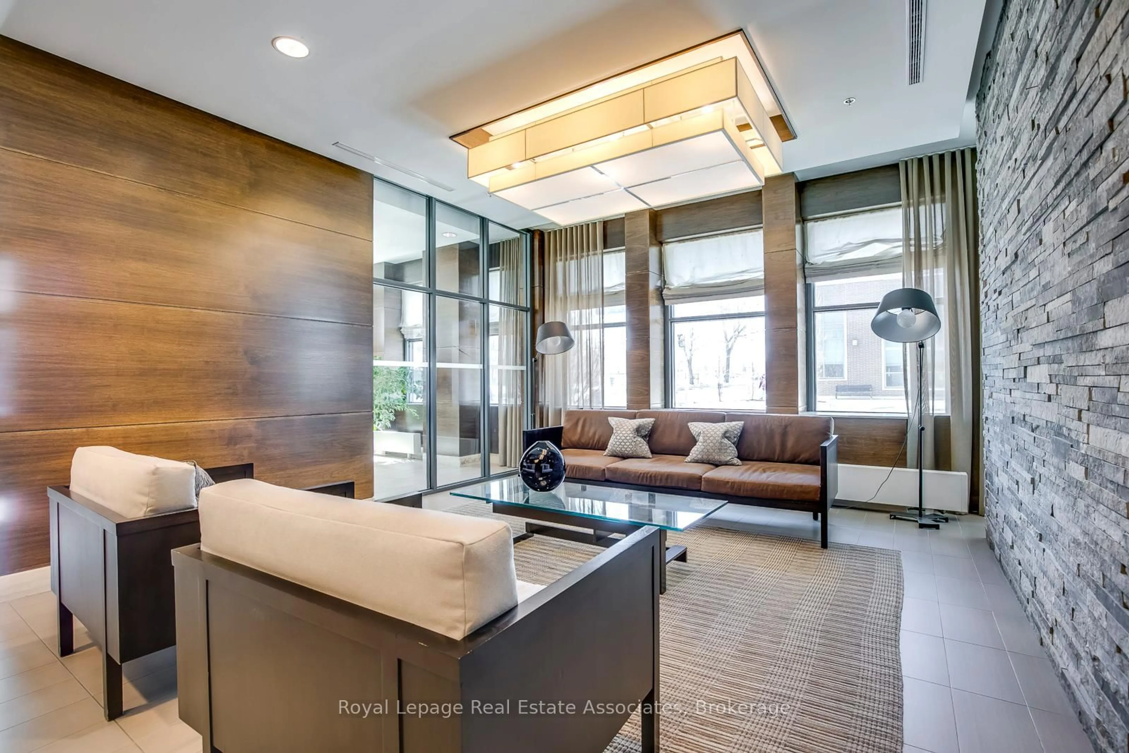 Indoor foyer for 1 Hurontario St #308, Mississauga Ontario L5G 0A3